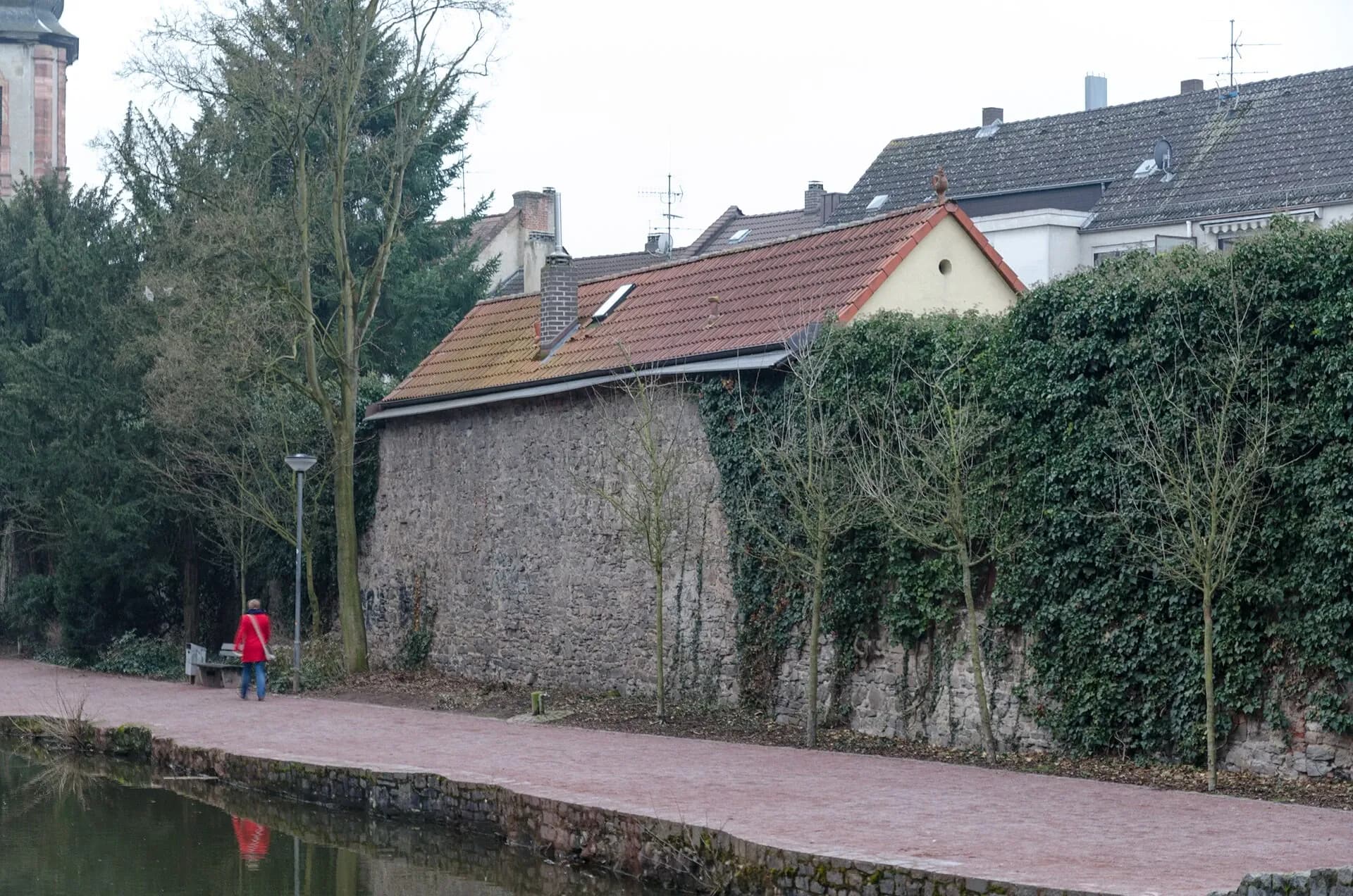 Stadtmauer am Weiher im Park Schöntal in Aschaffenburg