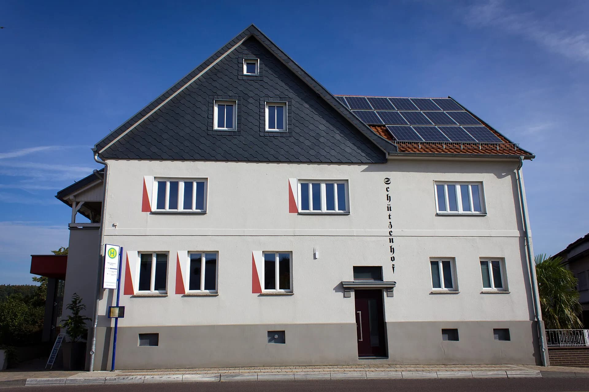Verputztes Wohn- und Gasthaus im Ortsteil Oberrodenbach in Rodenbach