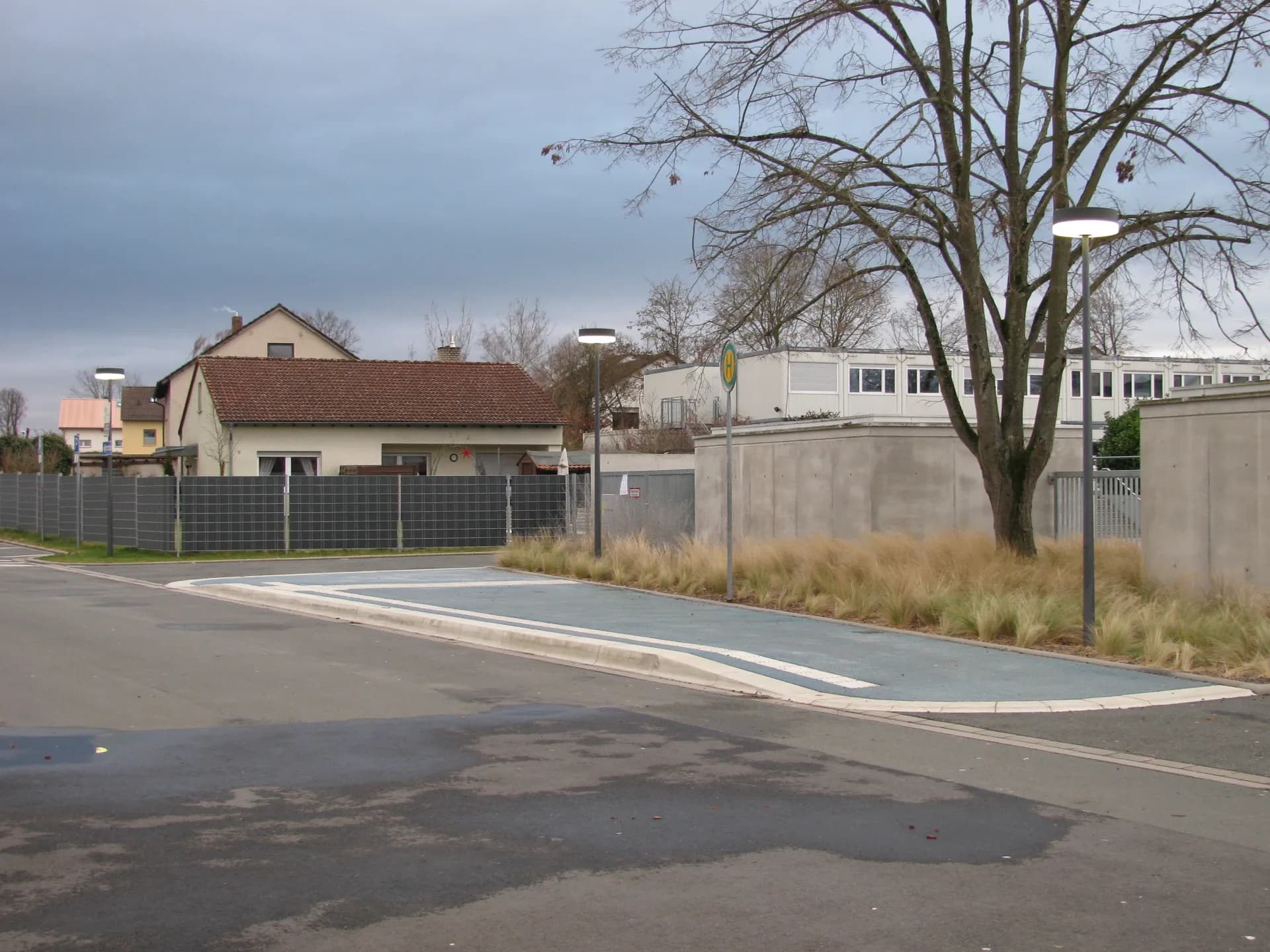 Schulbushaltestelle an der Paul-Gerhardt-Schule in Kahl am Main