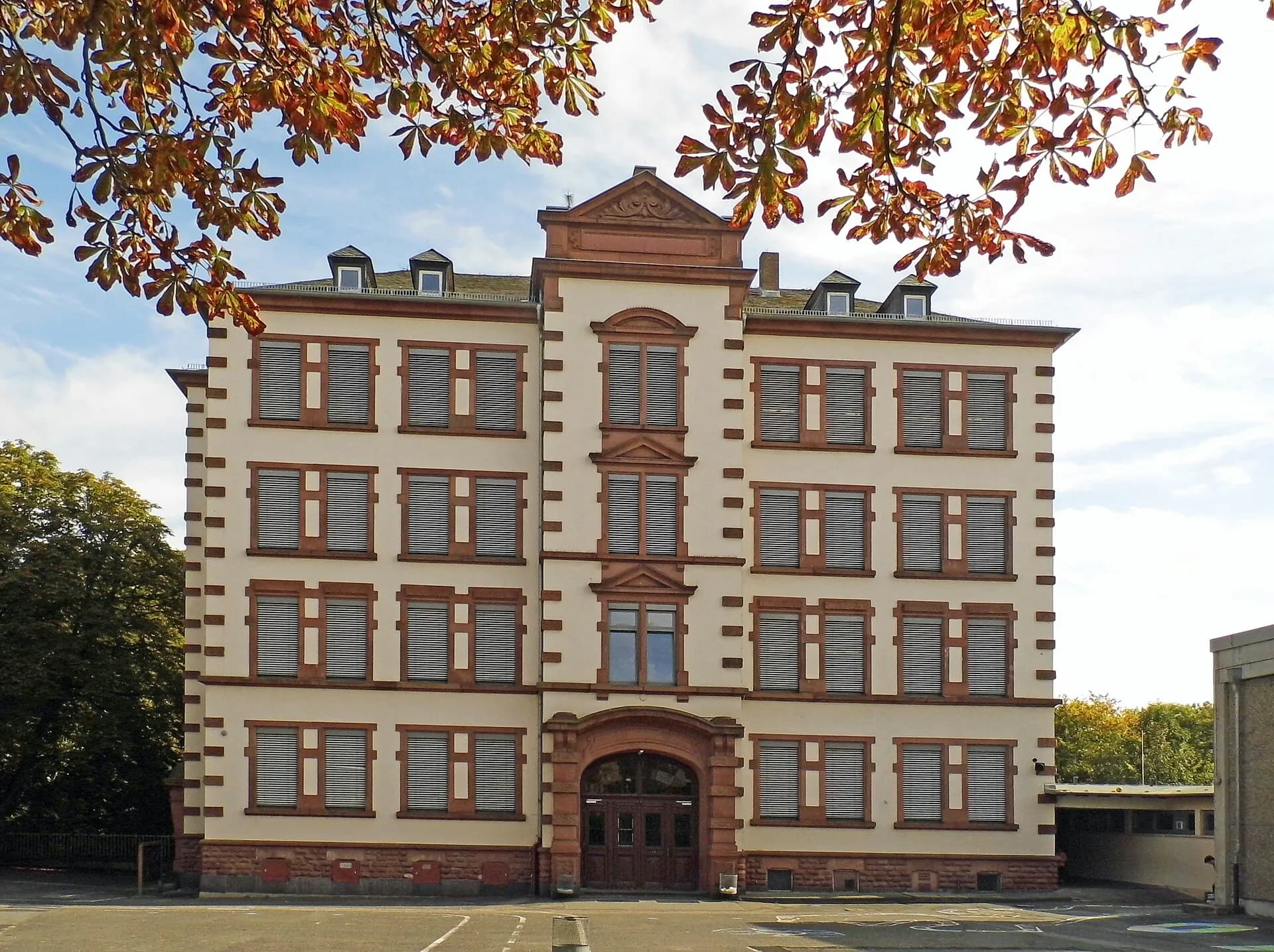 Schulgebäude an der Assenheimer Straße in Frankfurt Rödelheim