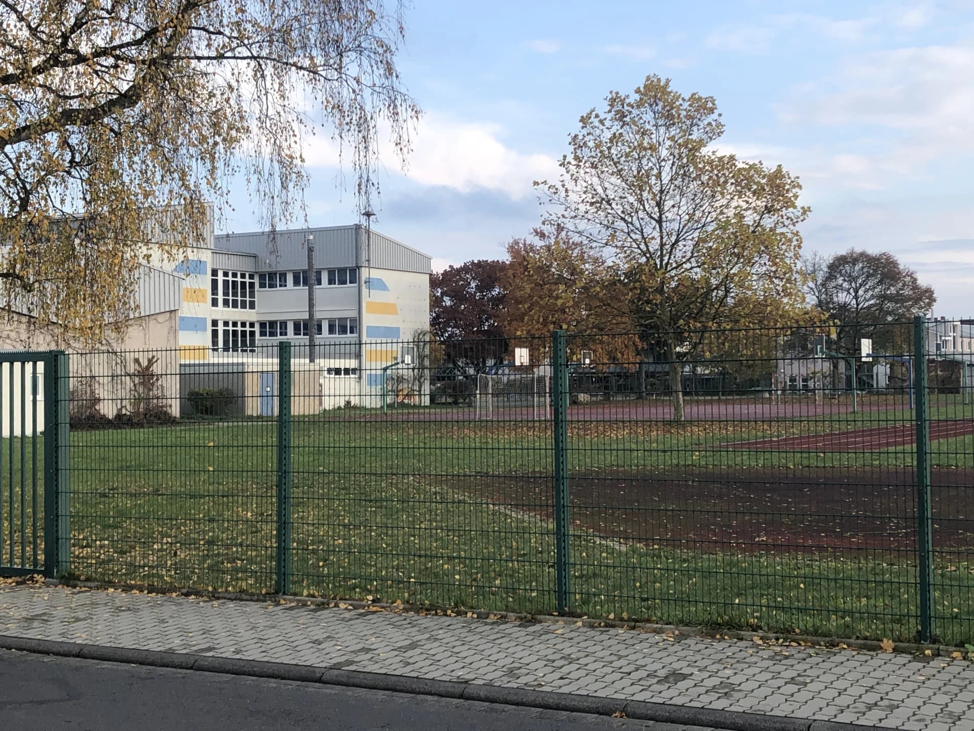 Schule mit Sportplatz in Stockstadt am Main