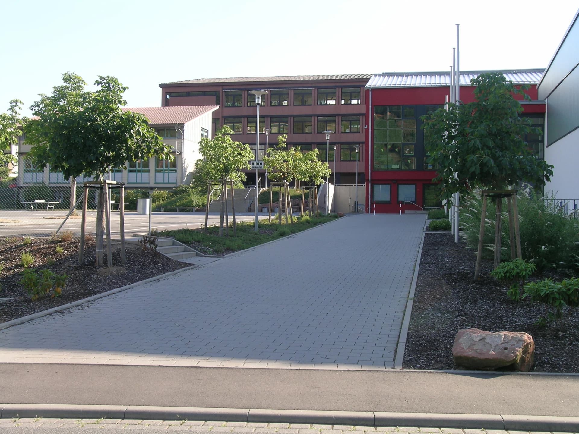 Schule mit Turnhalle in Wörth am Main