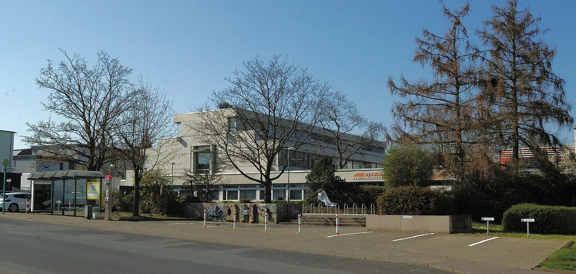 Schulgebäude an einer Straßenkreuzung in Frankfurt Nieder-Eschbach