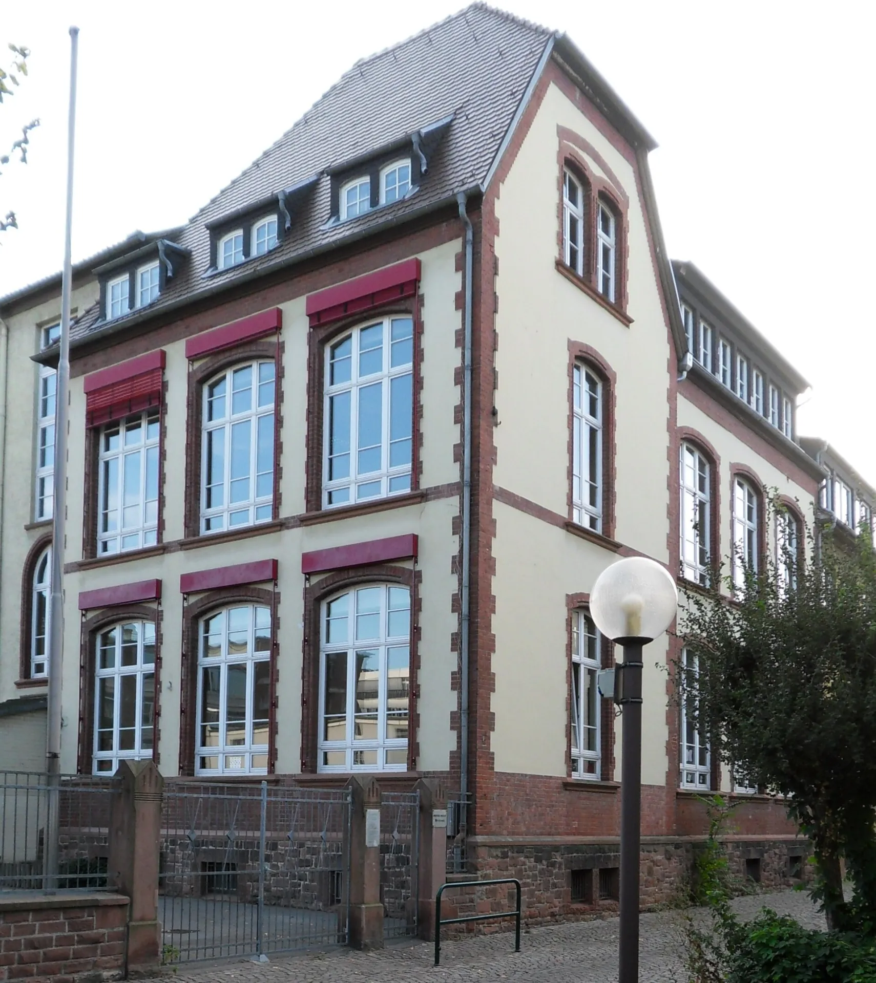 Historisches Schulgebäude in der Schulstraße in Rüsselsheim