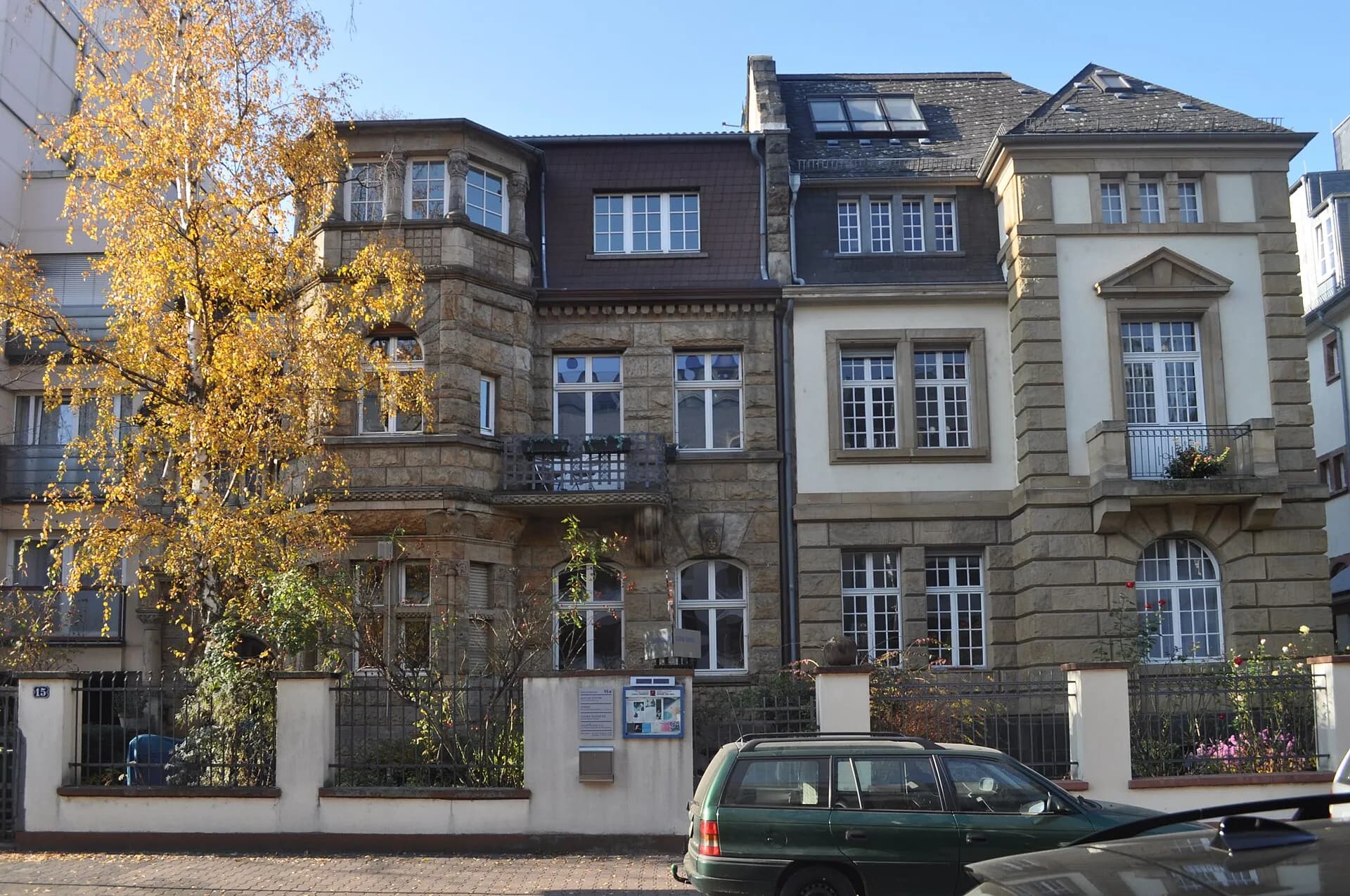 Wohnhaus mit Herbstlaub in der Schumannstraße im Frankfurter Westend