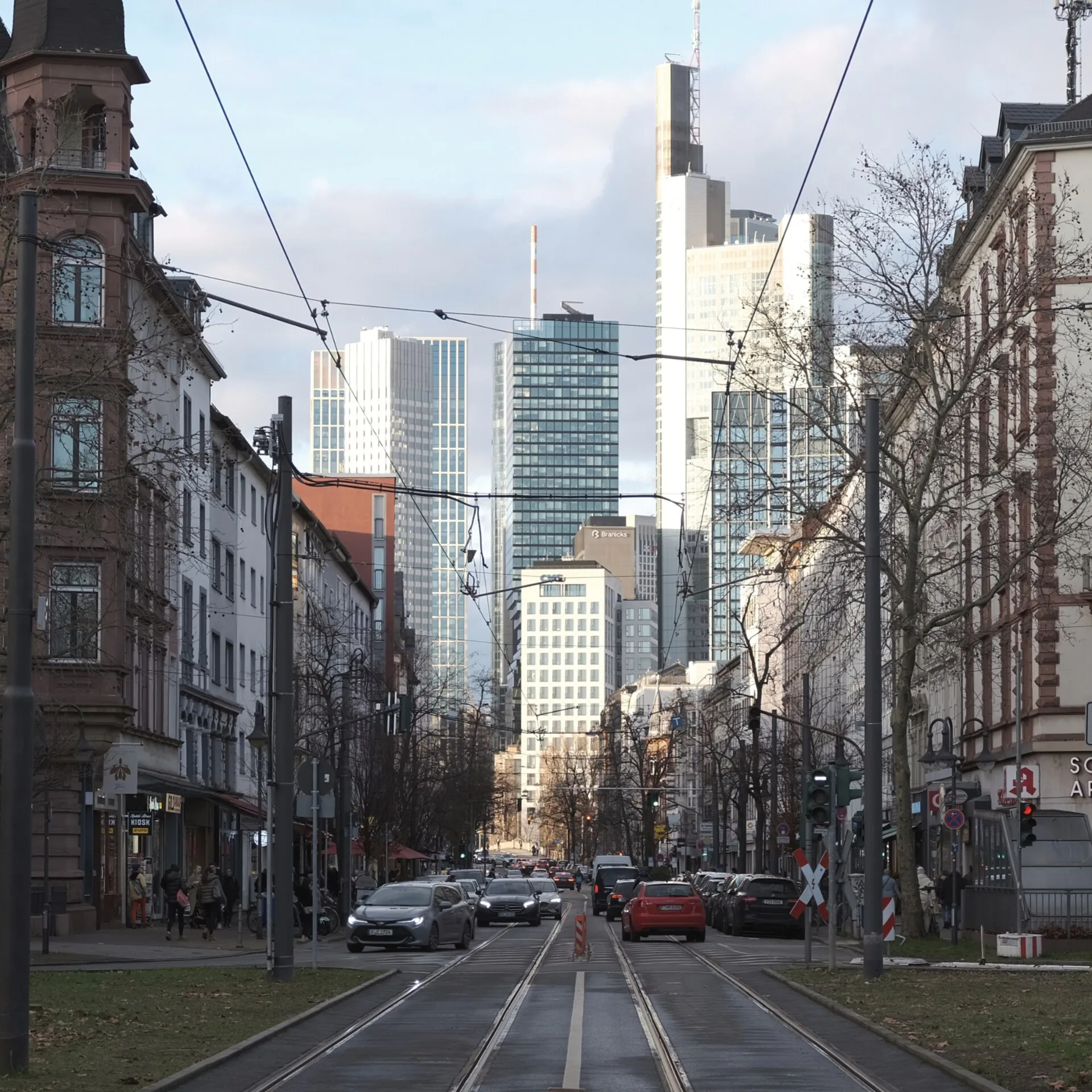 Blick durch die Schweizer Straße auf die Frankfurter Skyline
