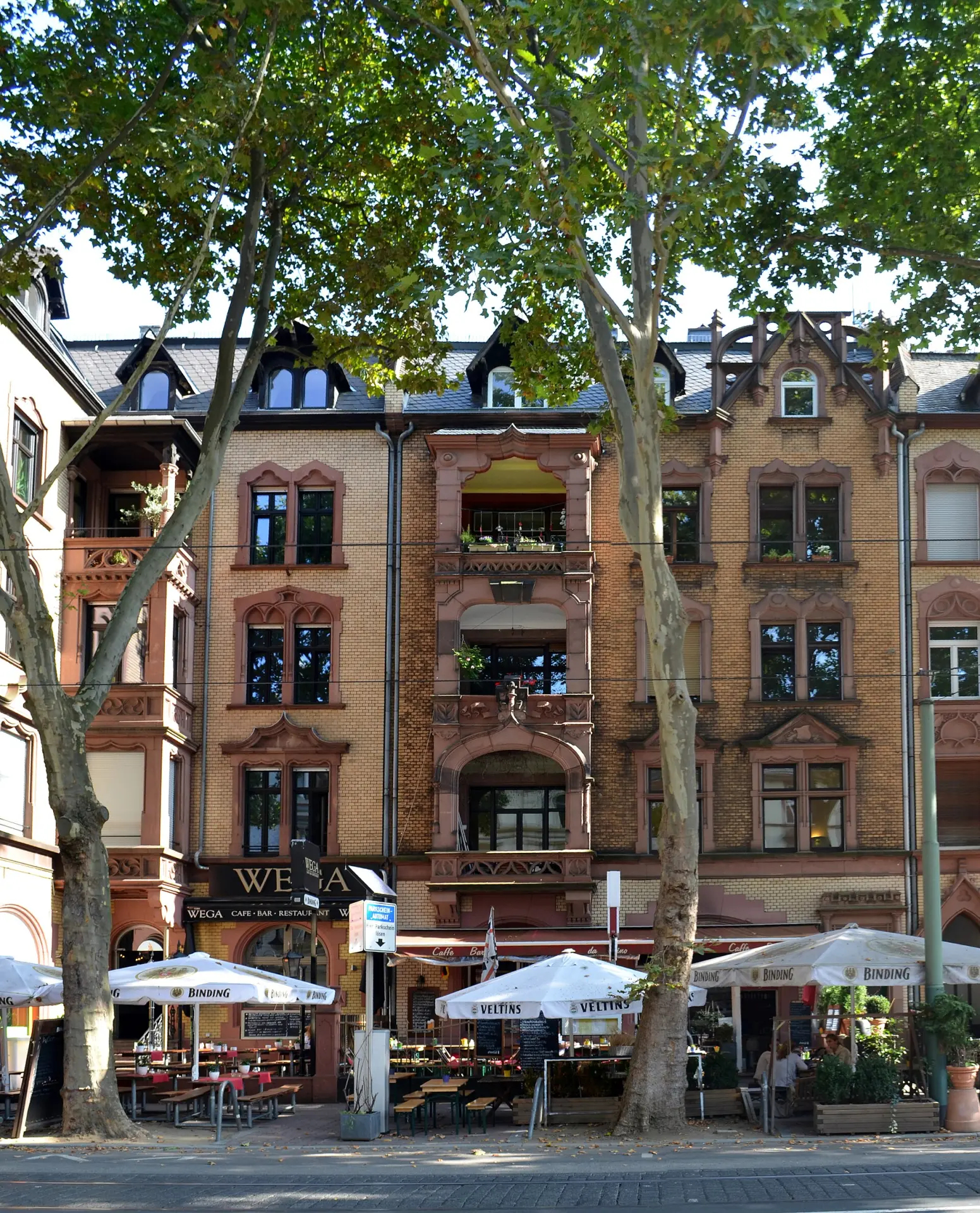 Straßencafés unter Platanen an der Schweizer Straße
