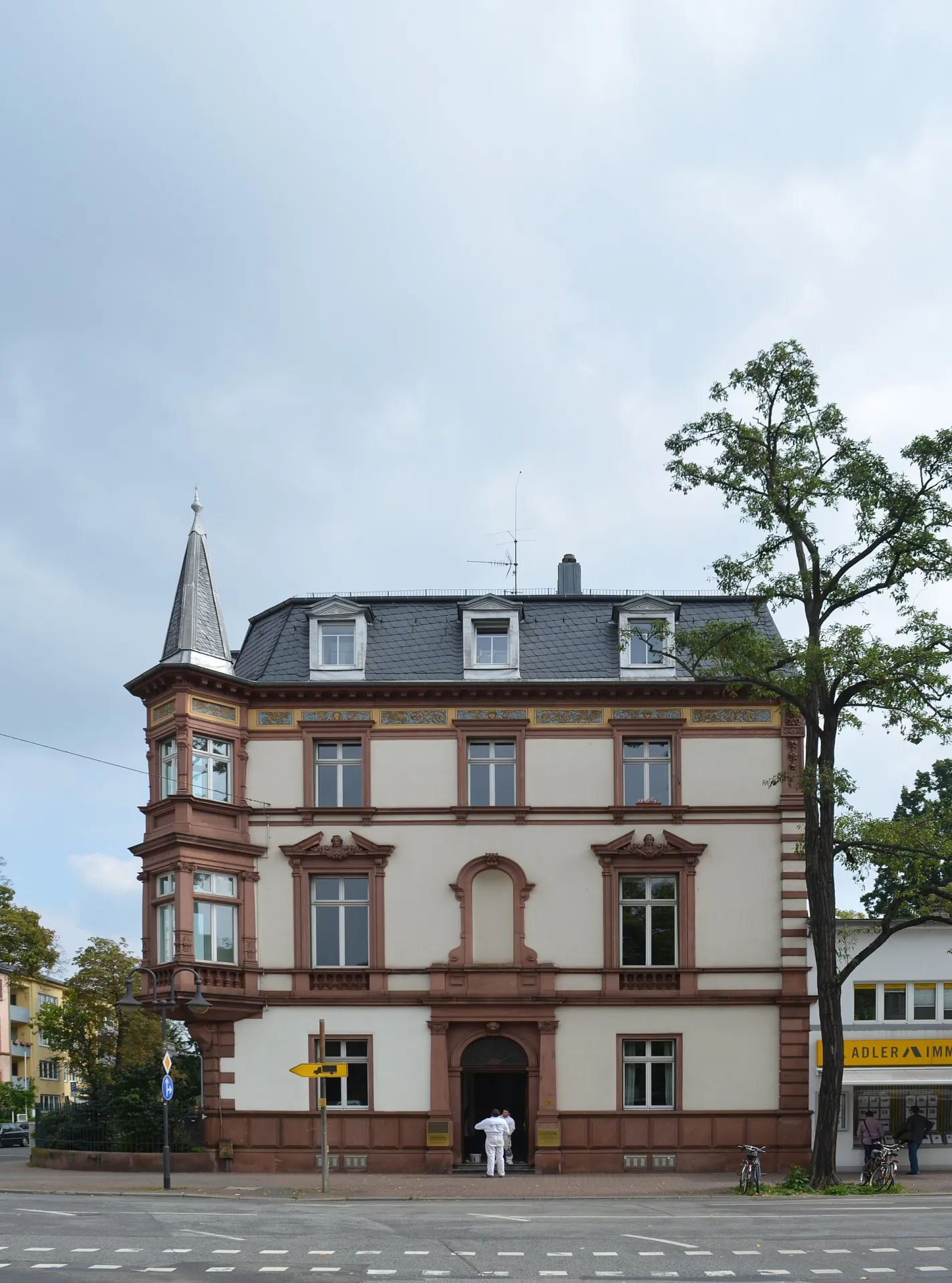 Gründerzeitliches Eckhaus an der Schweizer Straße