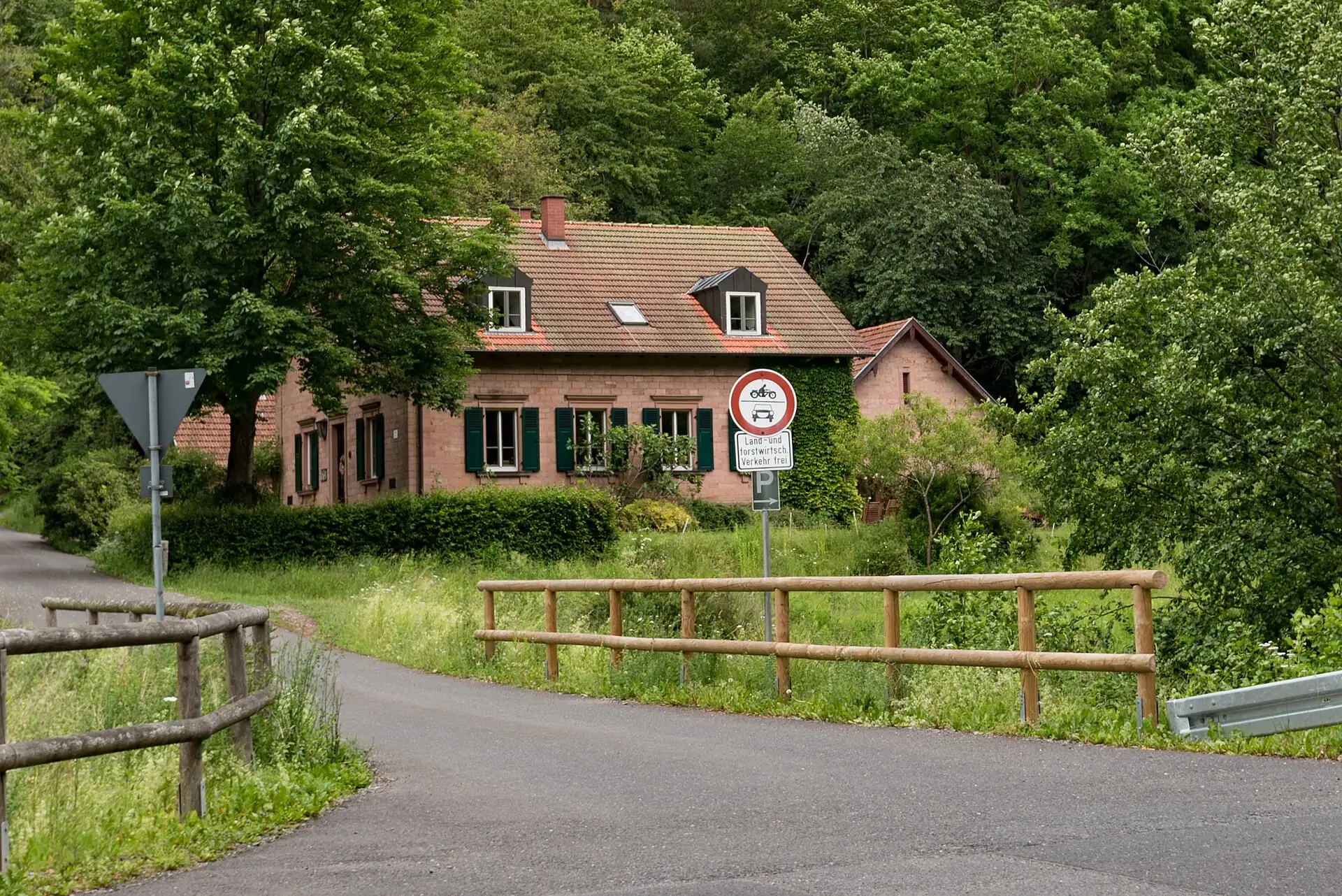 Seehaus im Autenbachtal von der Straße aus gesehen