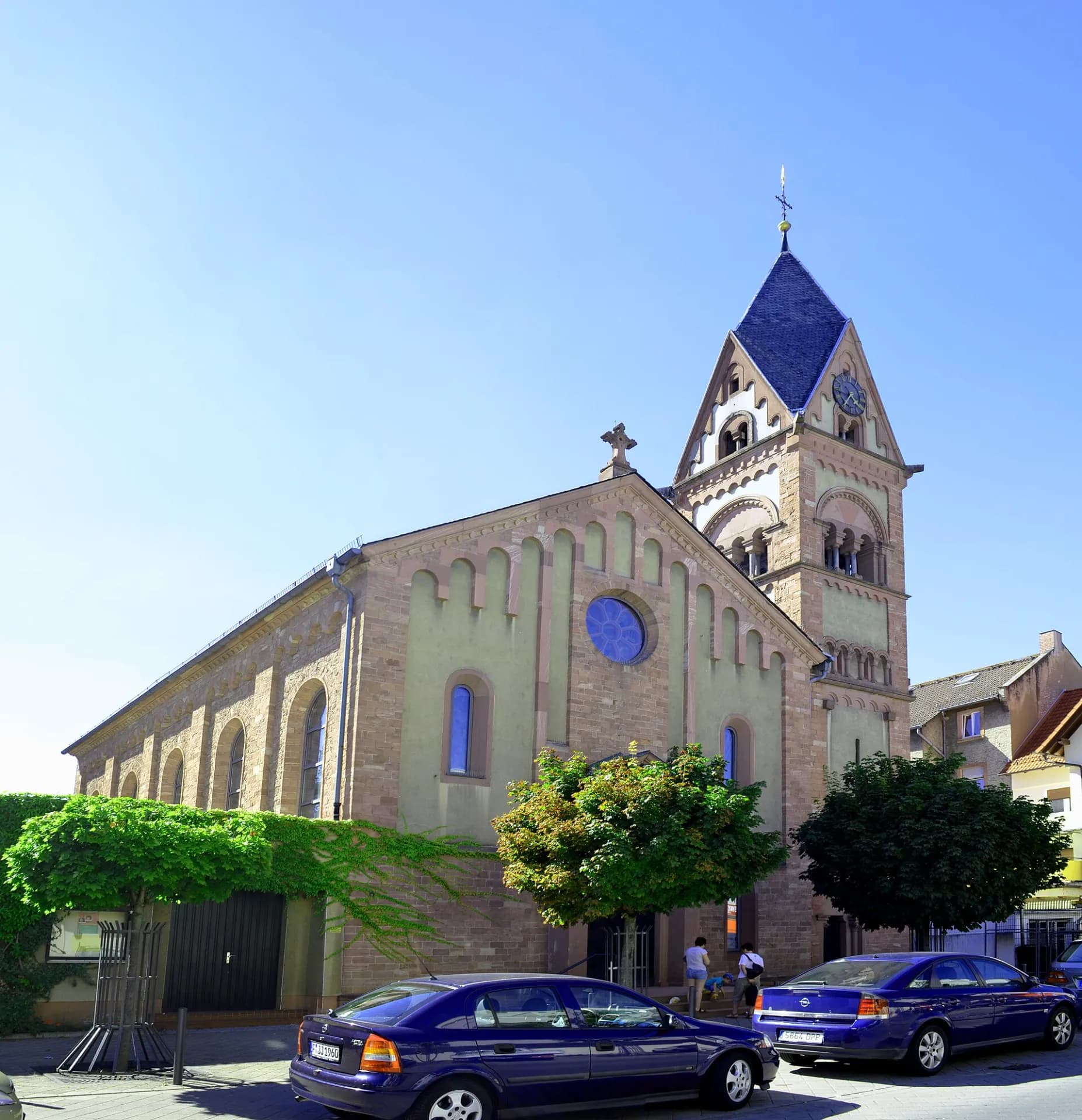 Seitenansicht der Segenskirche in Frankfurt Griesheim