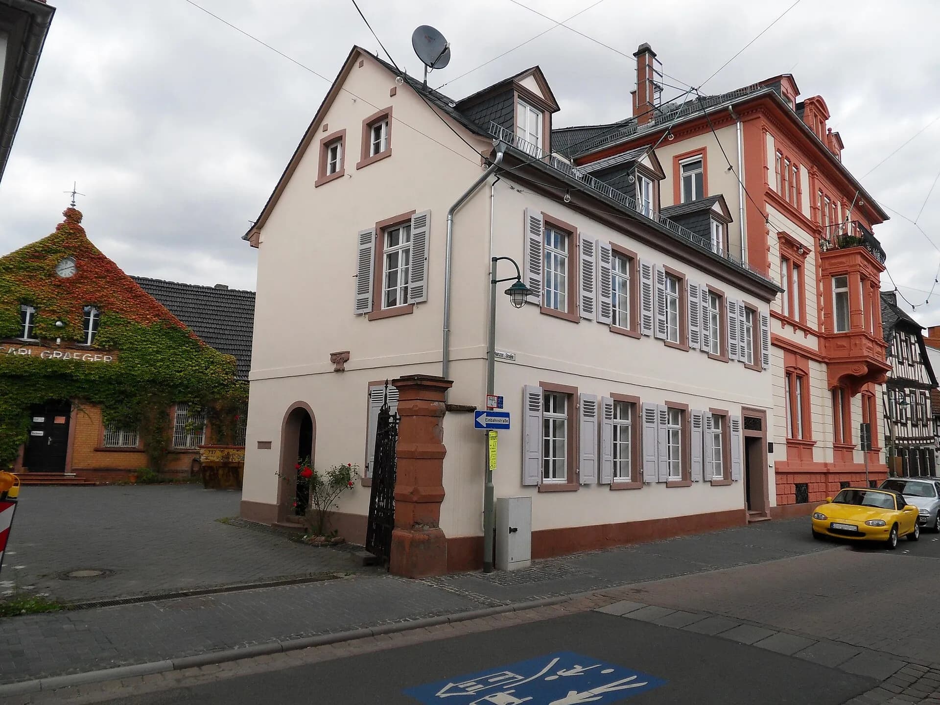 Historische Sektkellerei an der Mainzer Straße in Hochheim am Main