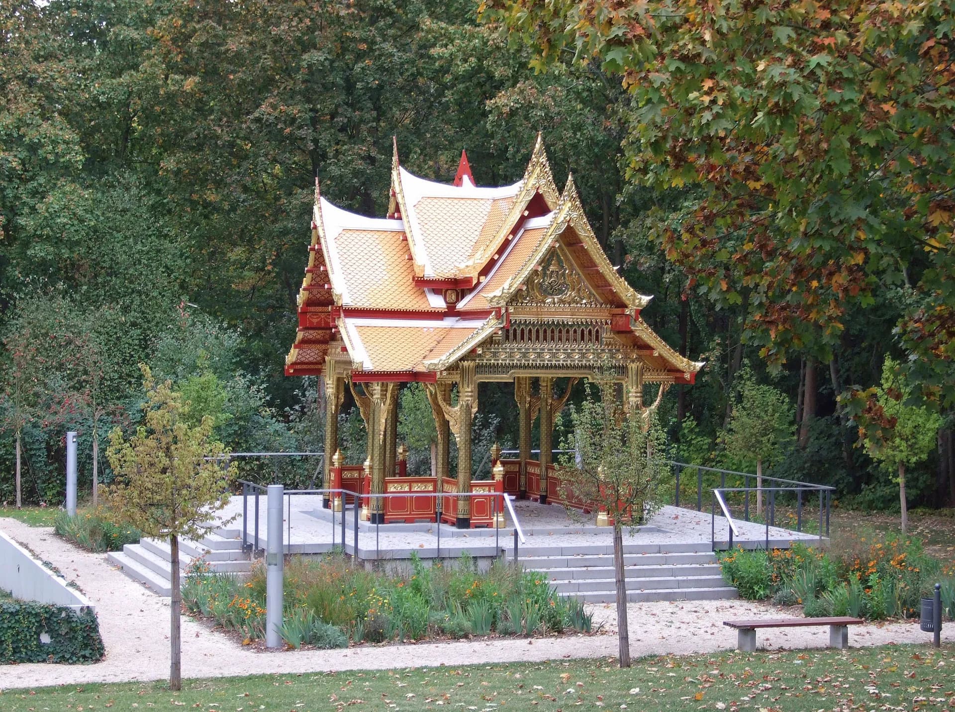 Siamesischer Tempel im herbstlichen Kurpark Bad Homburg