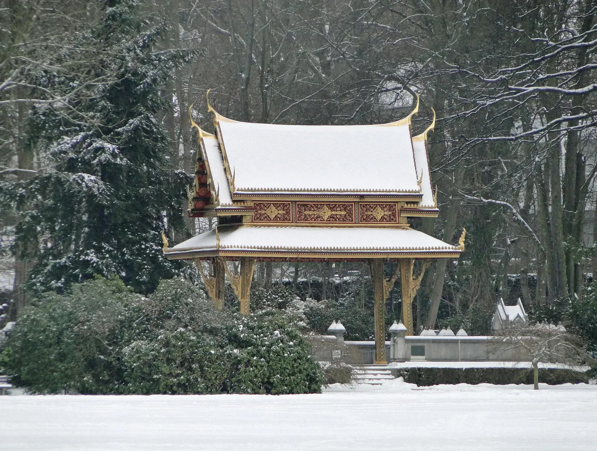 Siamesischer Tempel im verschneiten Kurpark Bad Homburg