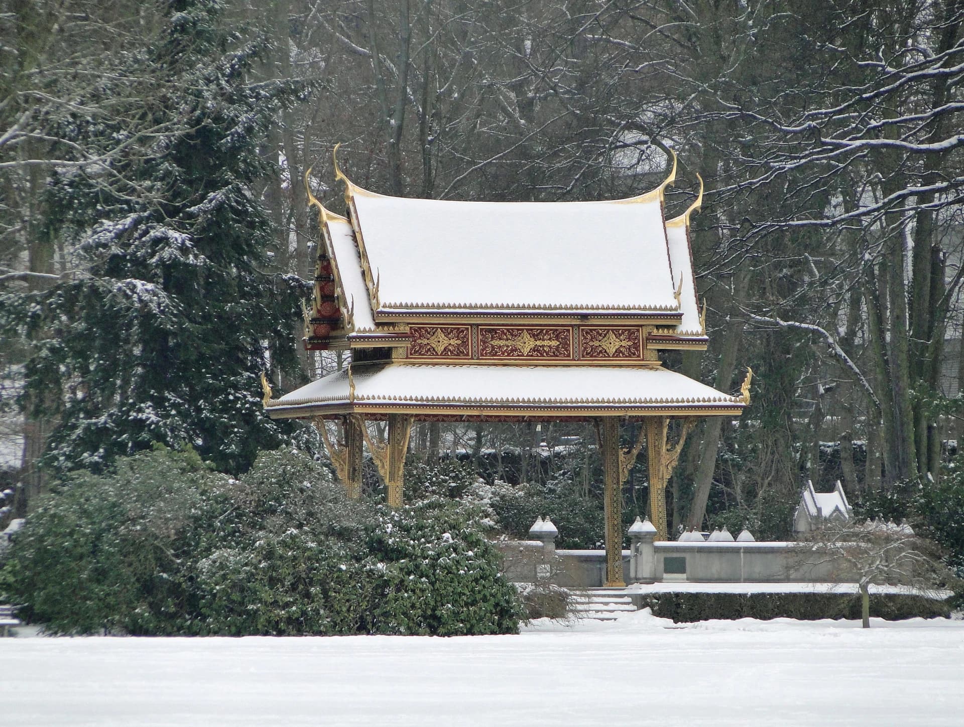 Siamesischer Tempel im verschneiten Kurpark Bad Homburg