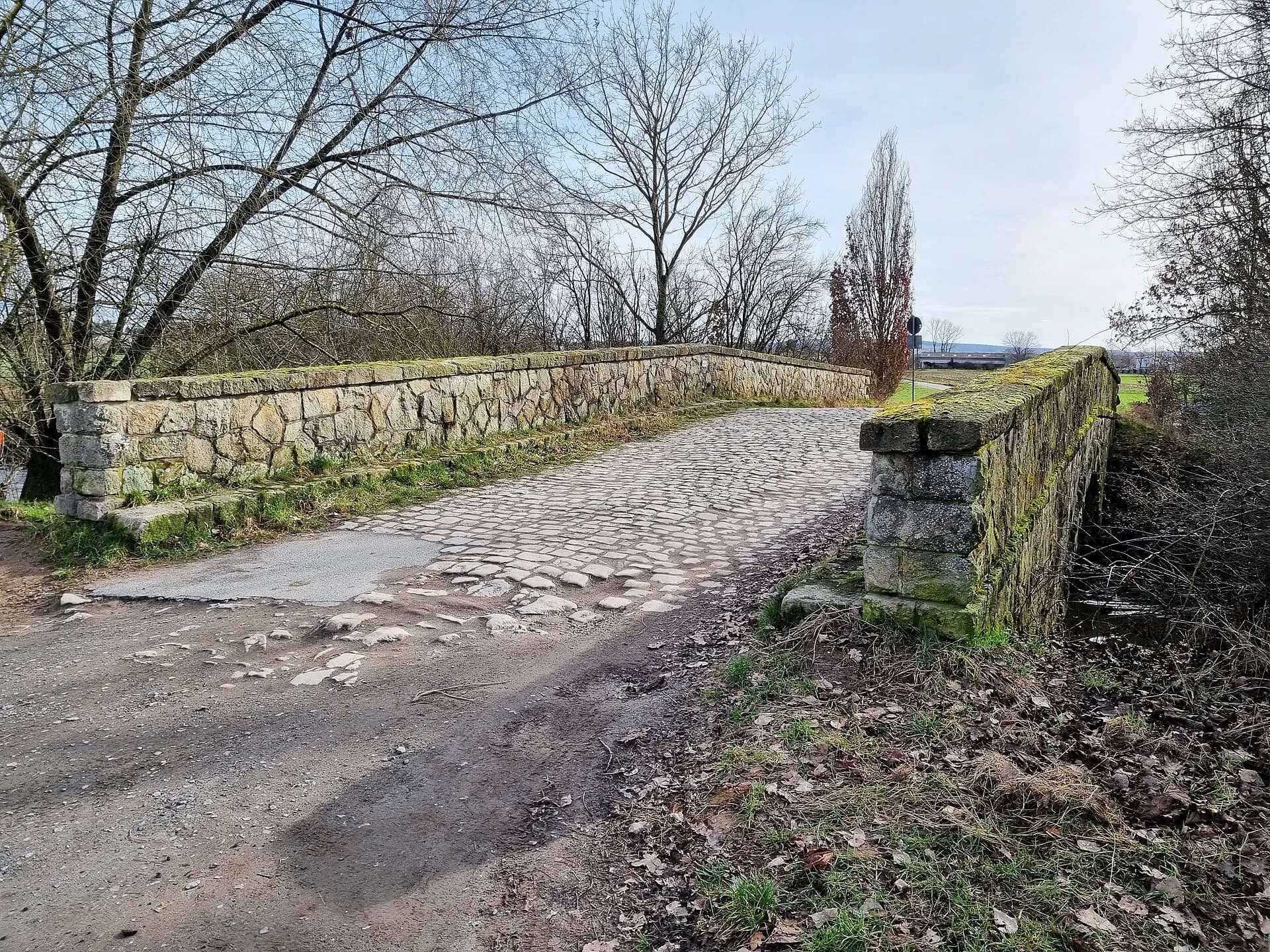 Zufahrt zur Gersprenz-Brücke in Babenhausen-Sickenhofen