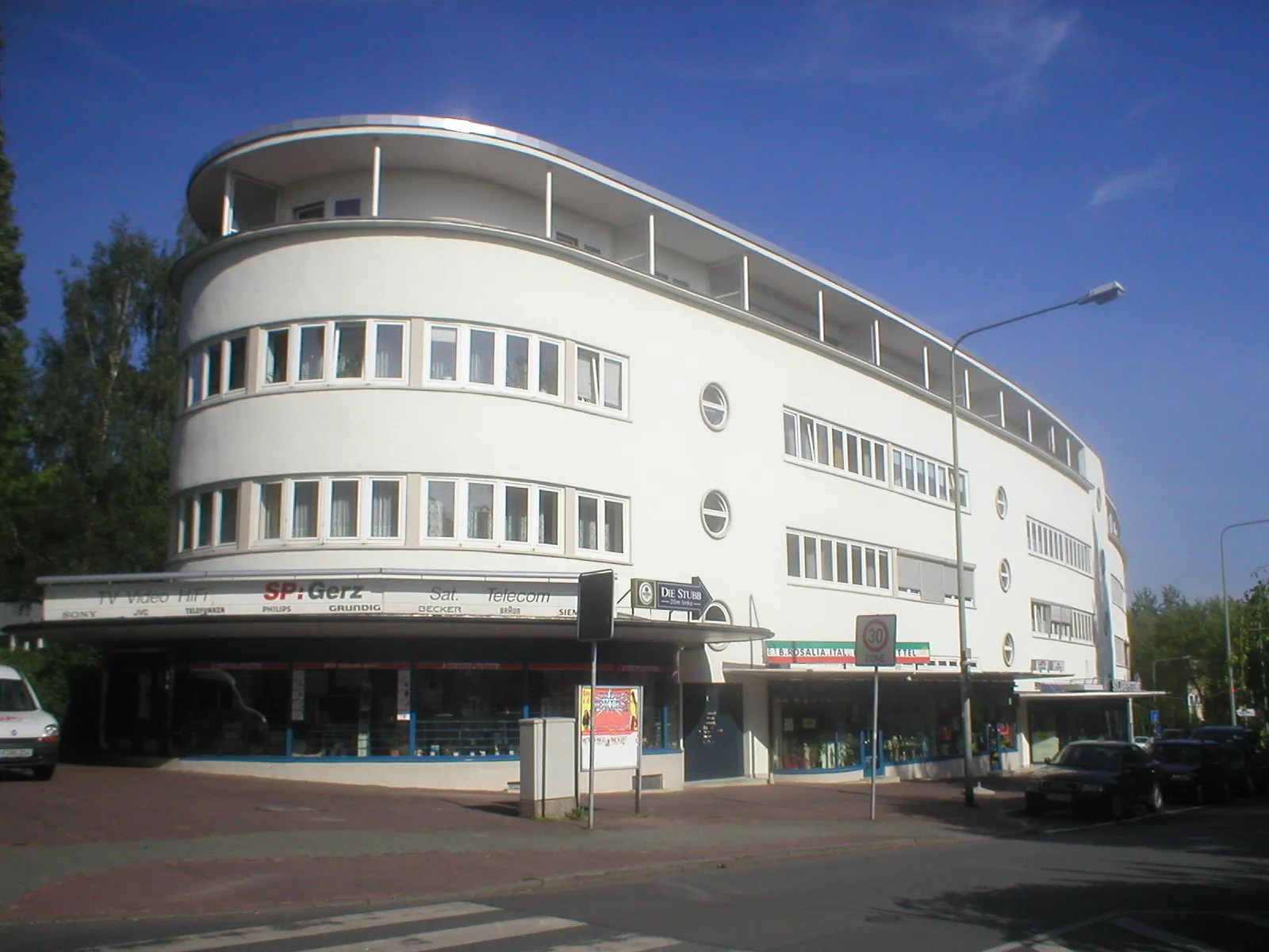 Ladenzeile der Siedlung Römerstadt in Frankfurt Heddernheim