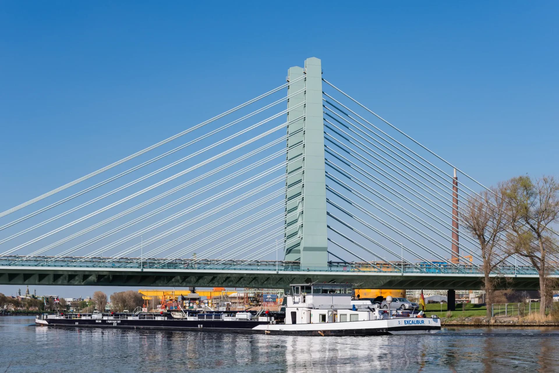 Binnenschiff auf dem Main bei Frankfurt Sindlingen