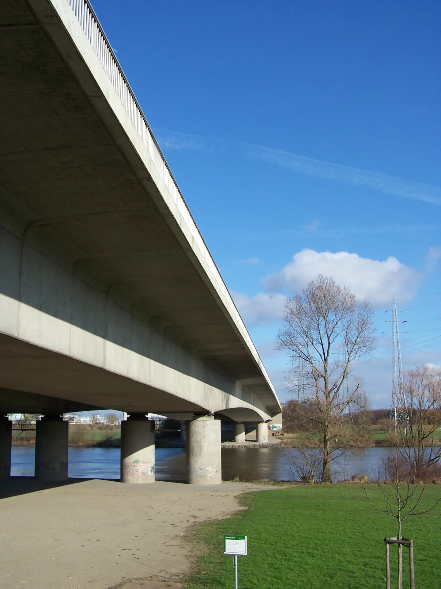 Sindlinger Mainbrücke über dem Main in Frankfurt Sindlingen