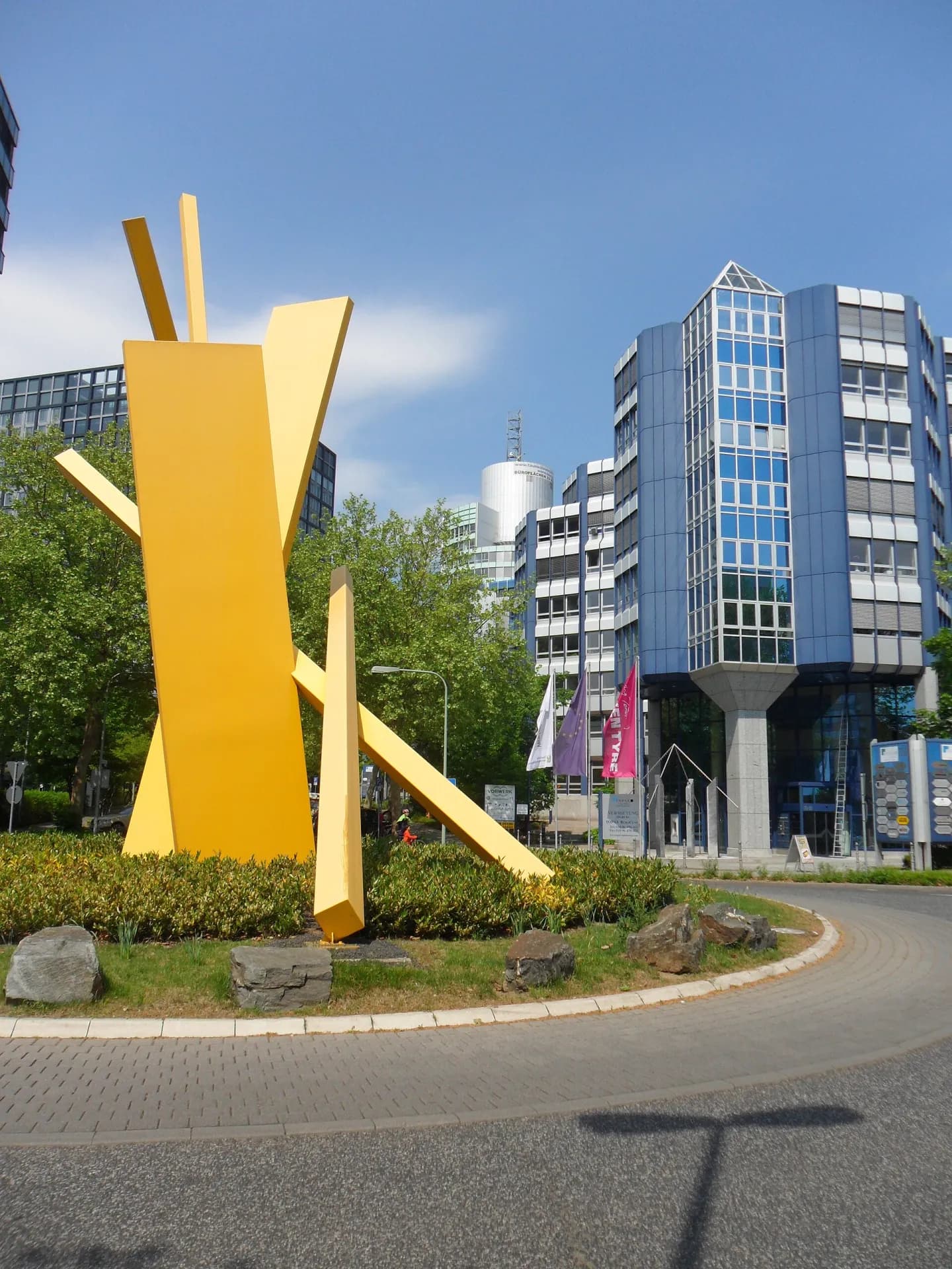 Skulptur am Kreisverkehr im Gewerbegebiet Eschborn Süd