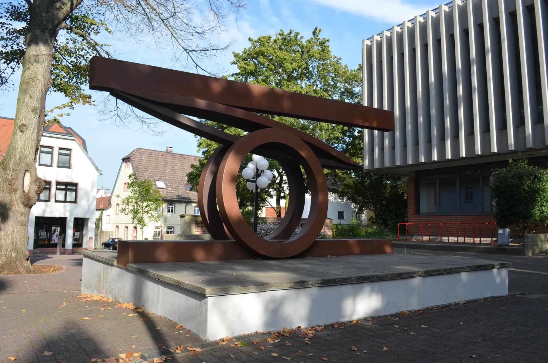 Skulptur „Im Gleichgewicht“ von Claus Bury in Friedrichsdorf