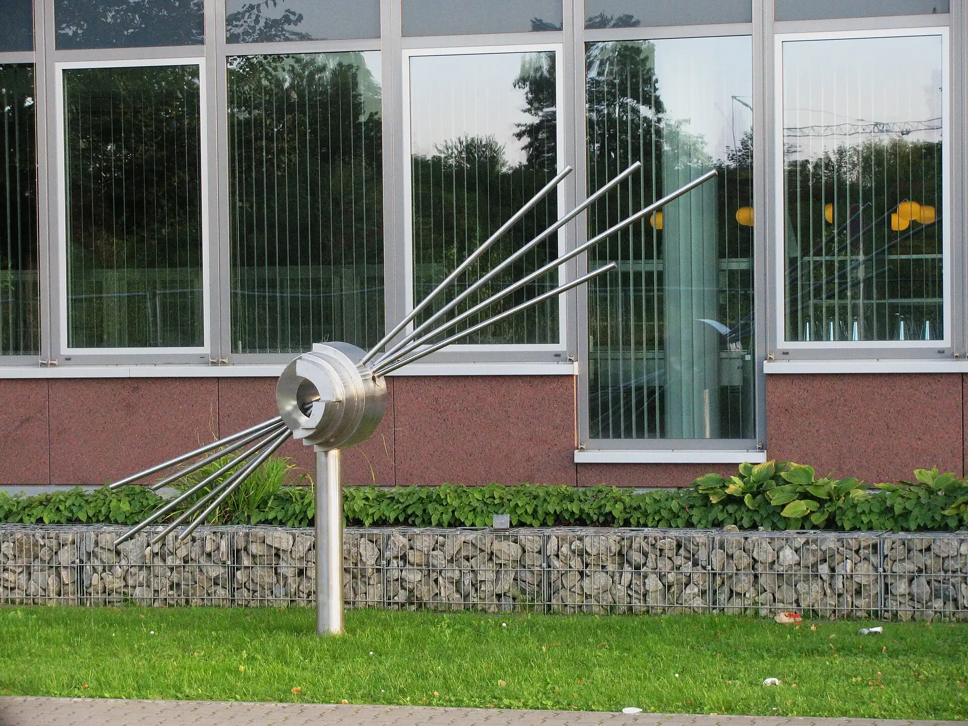 Skulptur vor einem Bürogebäude an der Kaiserleistraße in Offenbach-Kaiserlei