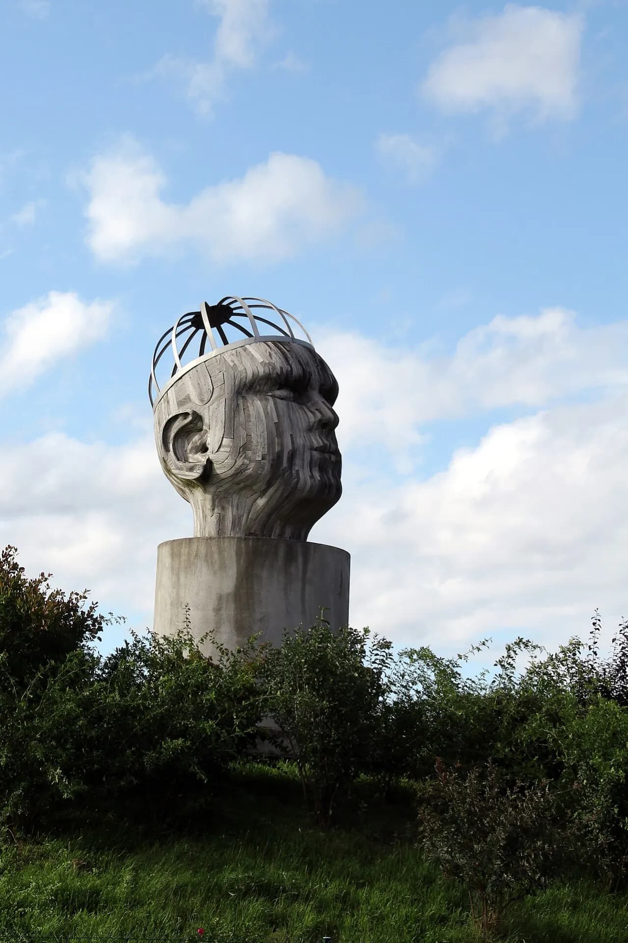 Kopfskulptur an der Skulpturenachse in Eschborn