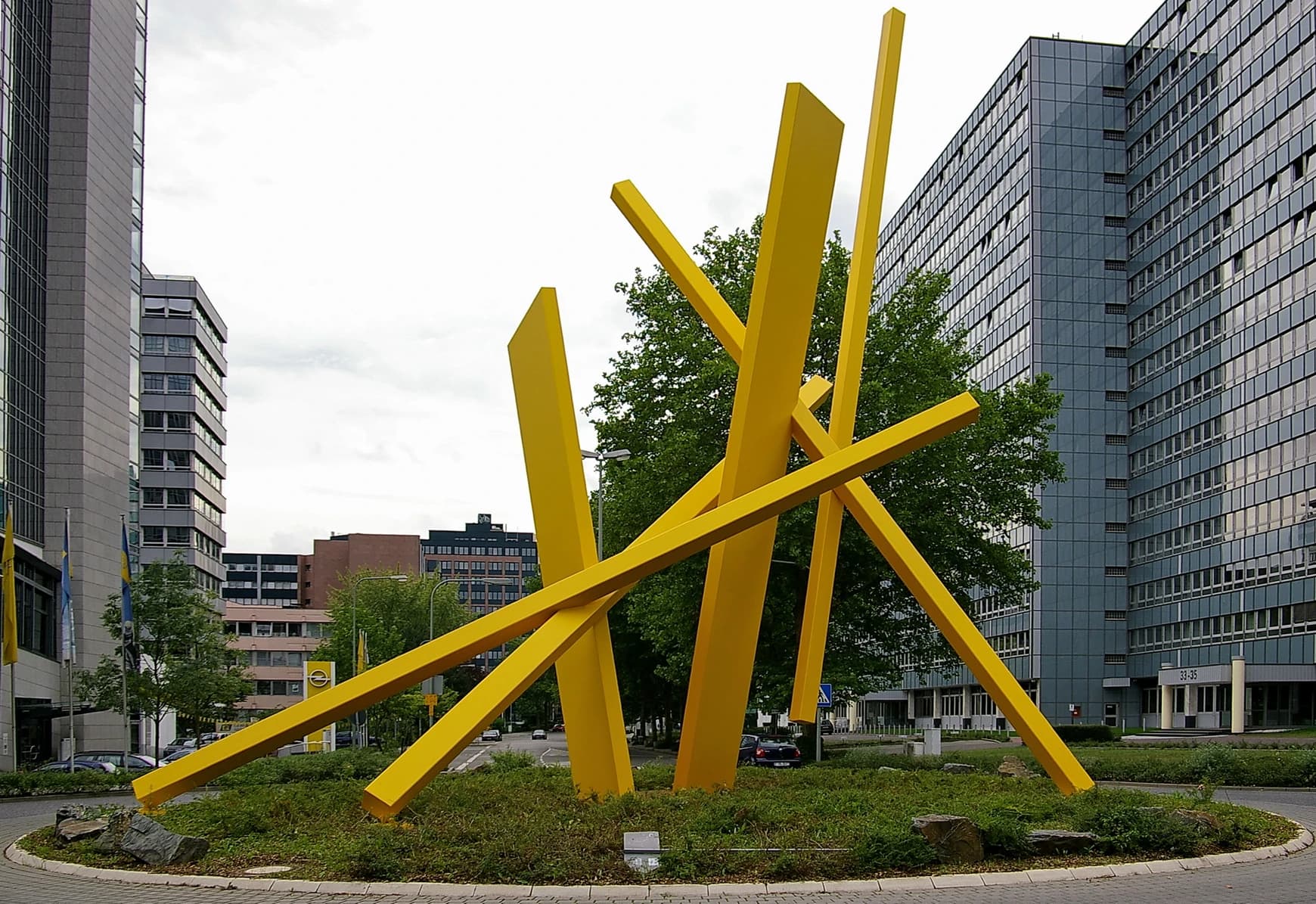 Skulptur am Kreisverkehr Frankfurter Straße in Eschborn