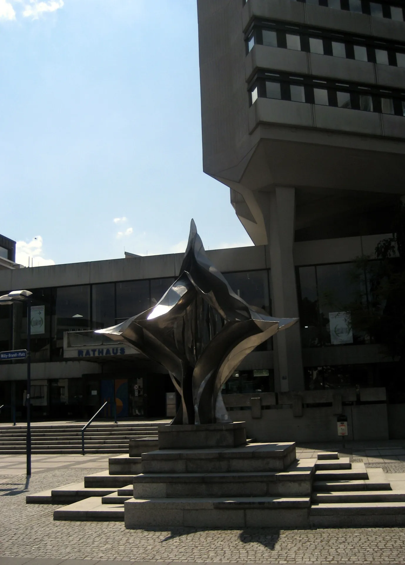 Skulptur vor dem Rathaus in Offenbach
