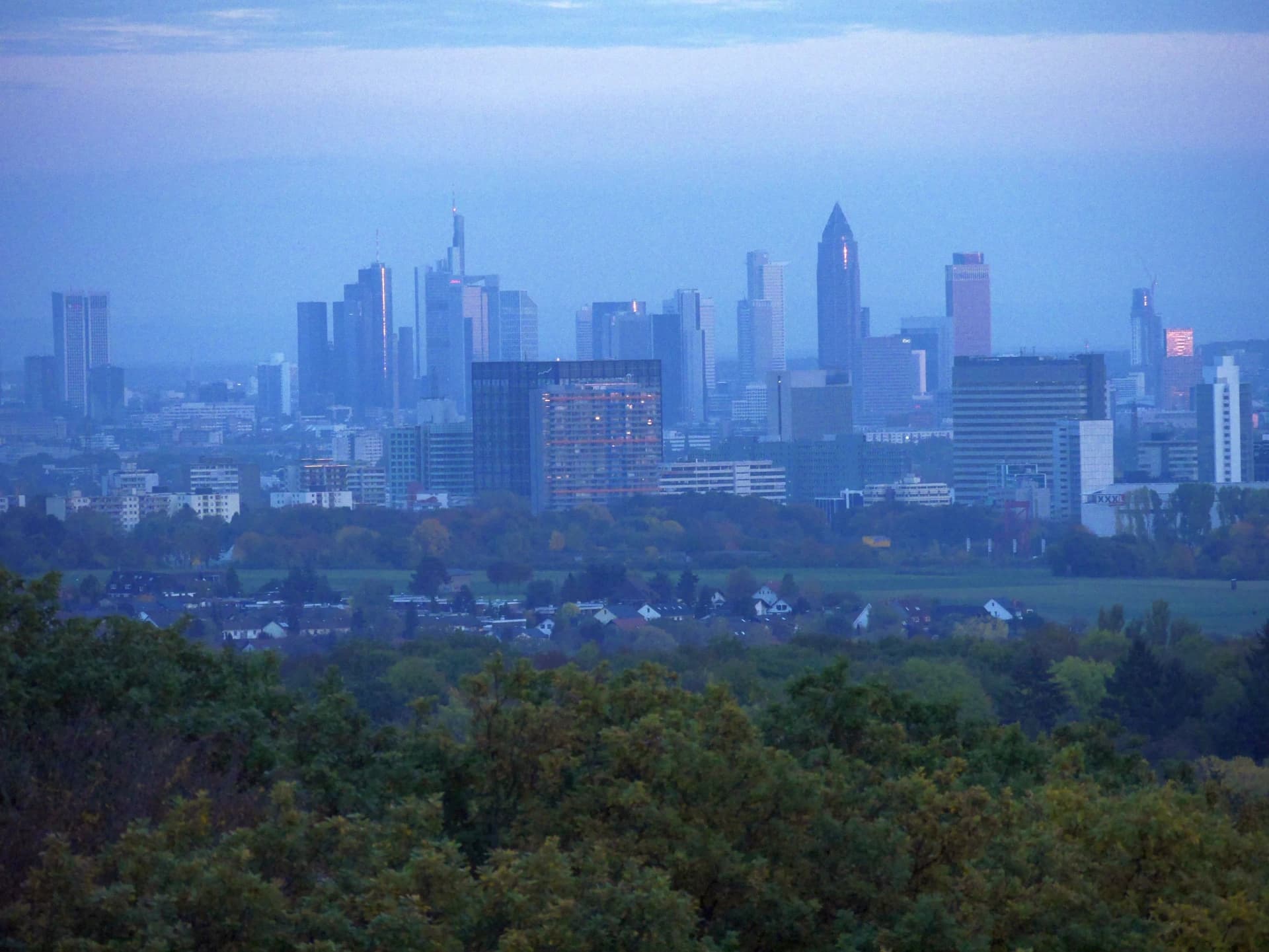 Frankfurter Skyline in der Abenddämmerung von Bad Soden am Taunus aus