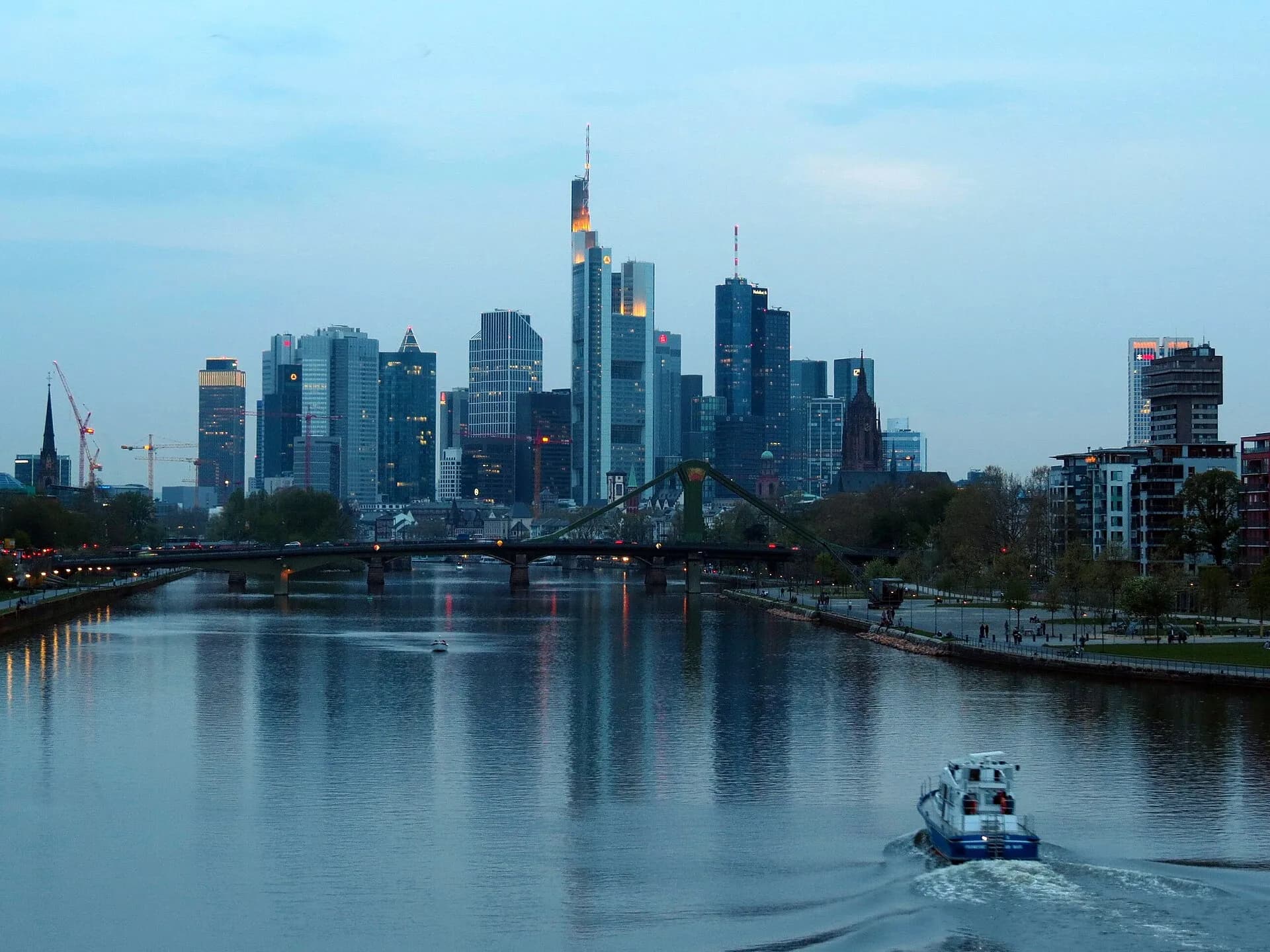 Frankfurter Skyline über dem Main mit Schiff