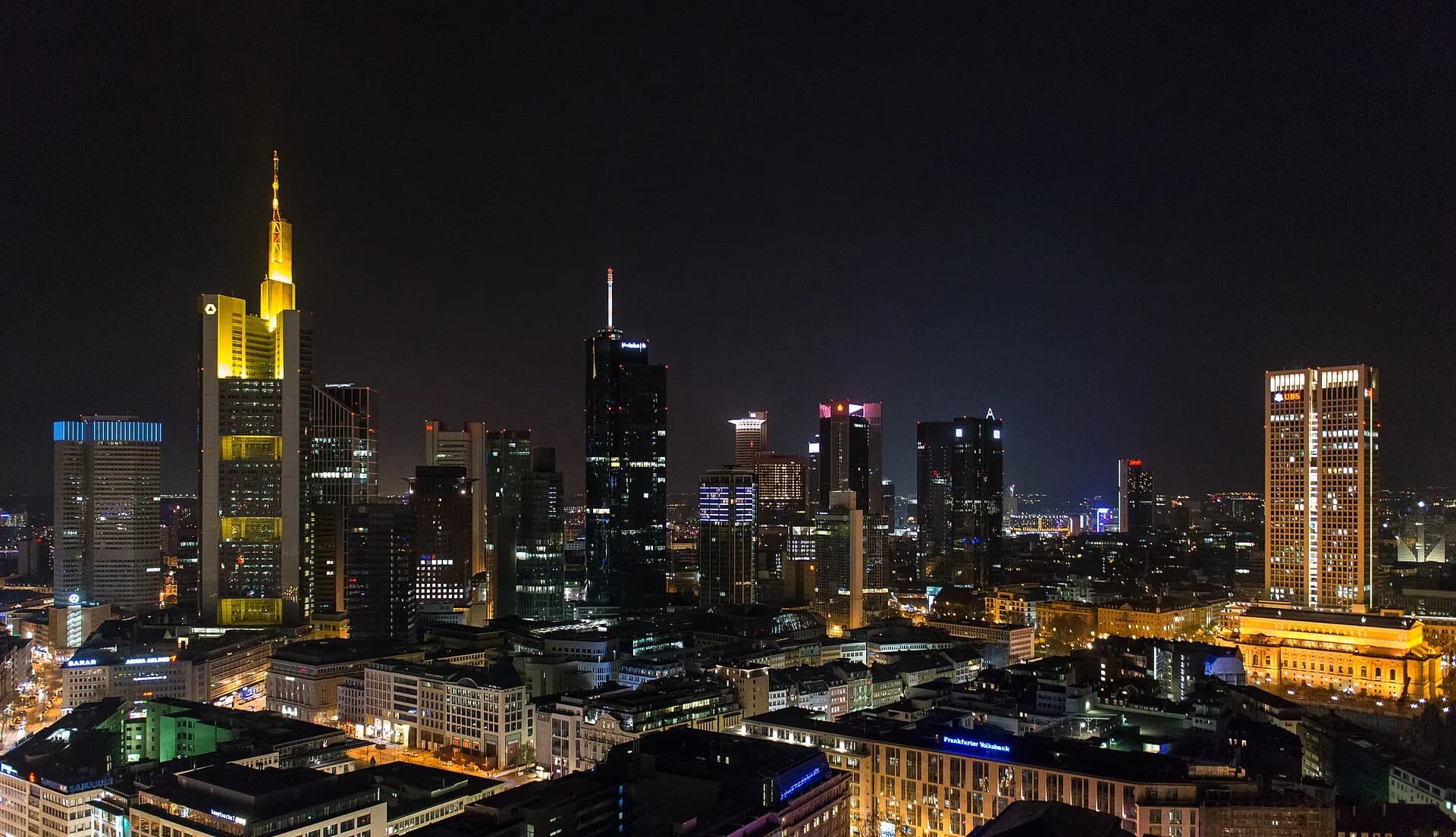 Frankfurter Skyline bei Nacht von Osten