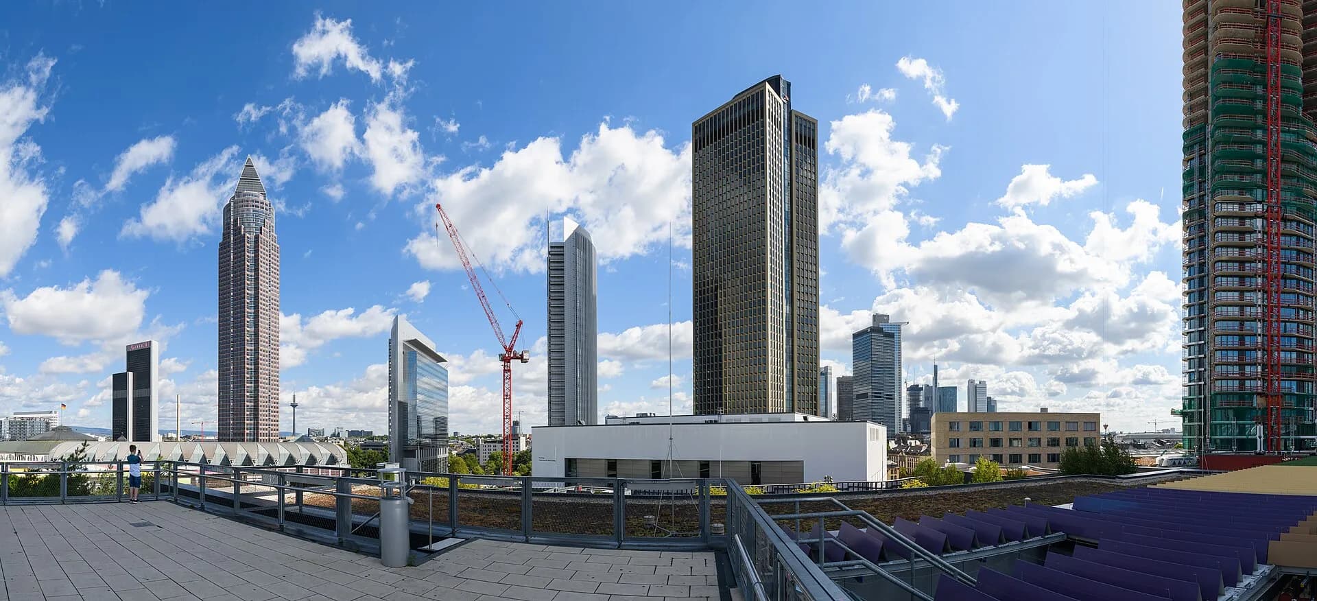 Blick von der Dachterrasse des Skyline Plaza im Frankfurter Gallus