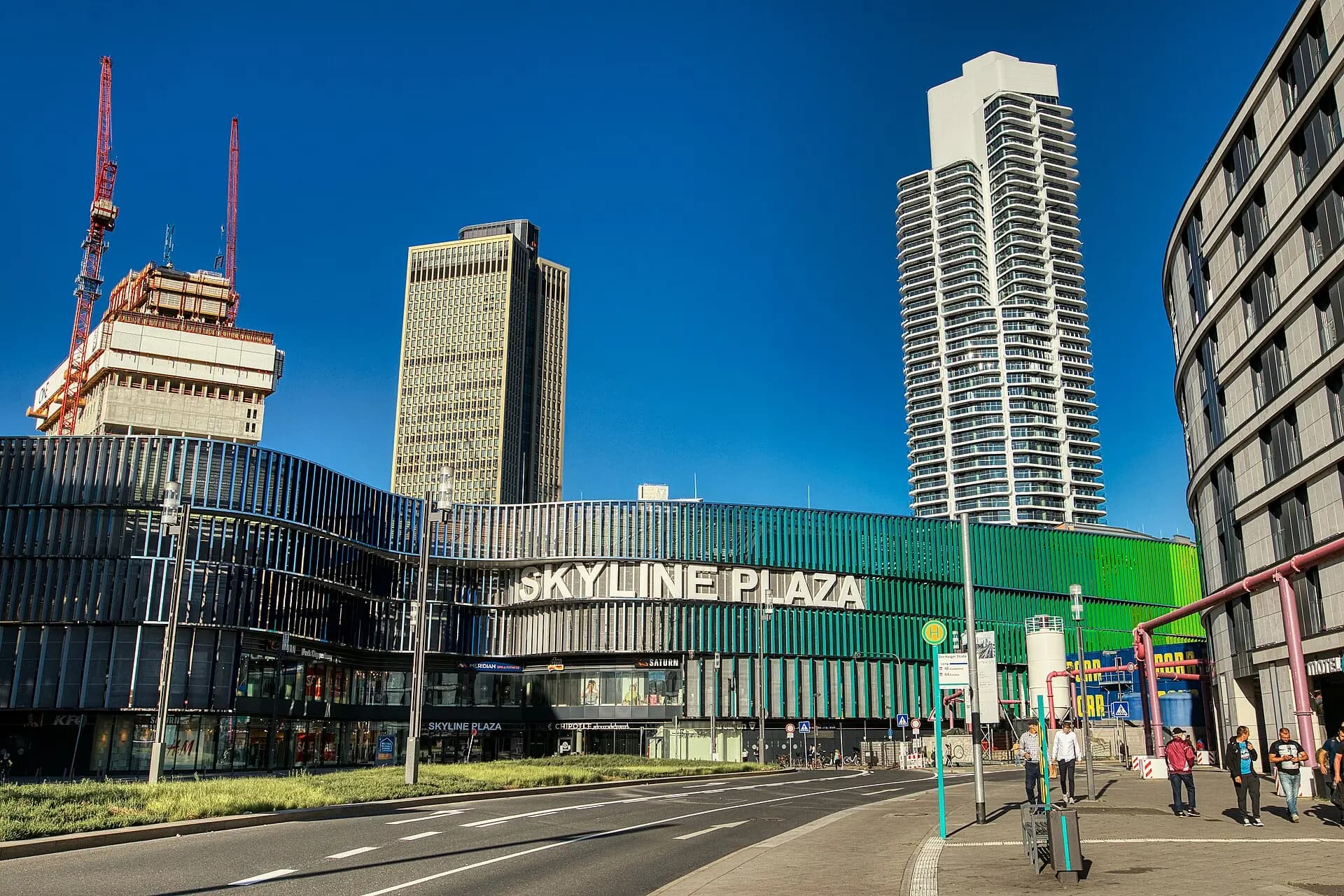 Westeingang des Skyline Plaza im Frankfurter Gallus