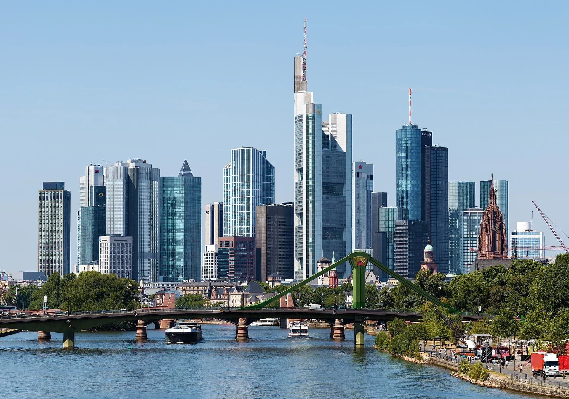 Frankfurter Skyline mit Untermainbrücke bei Tag