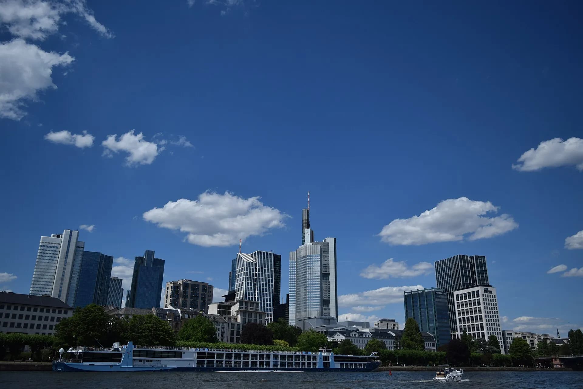 Frankfurter Skyline vom Mainufer aus gesehen