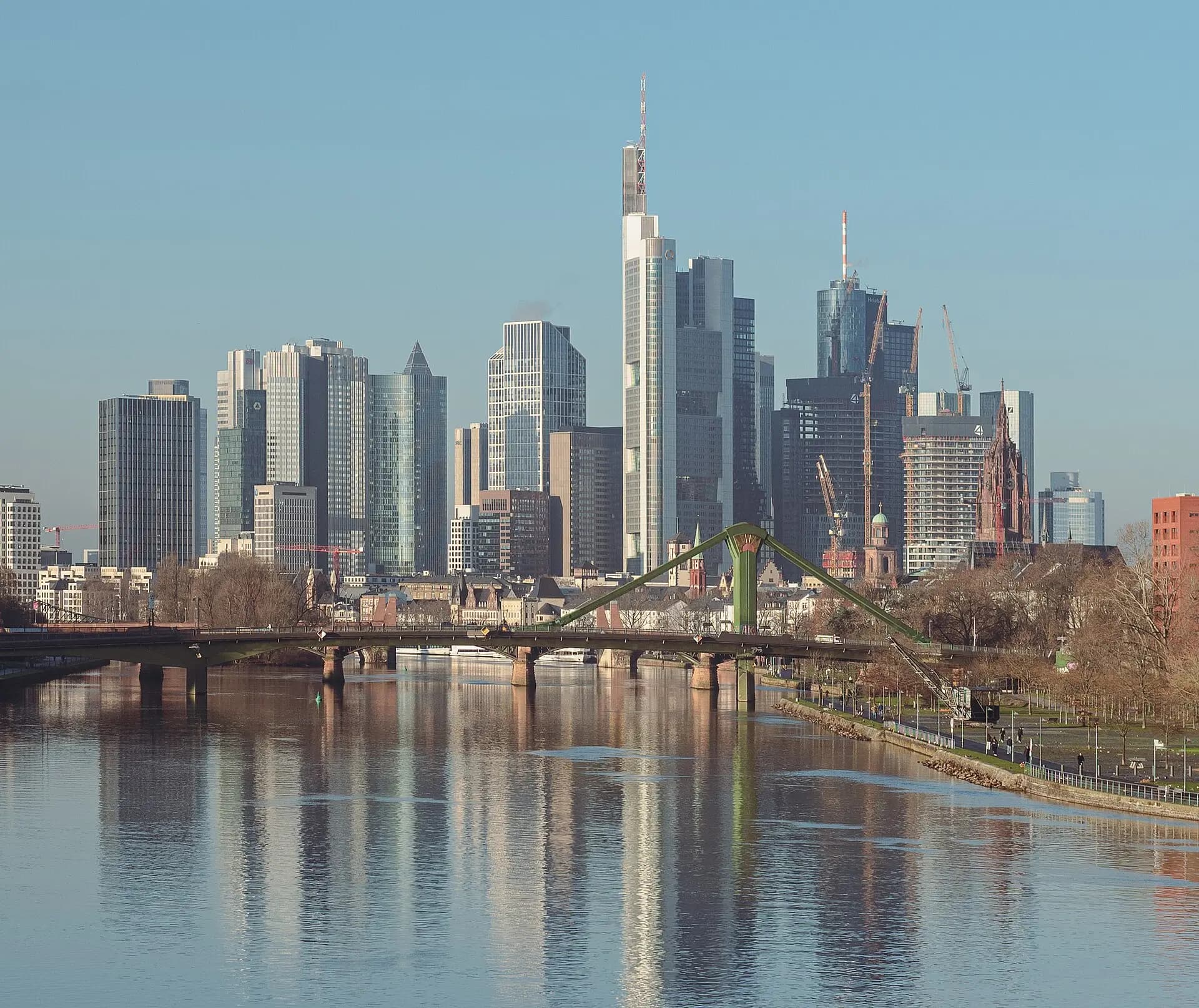 Frankfurter Skyline vom Sachsenhäuser Mainufer