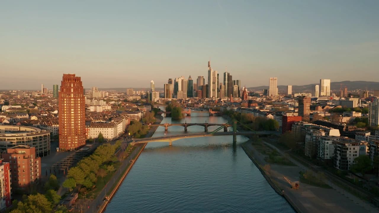 Frankfurter Skyline am Main im Abendlicht