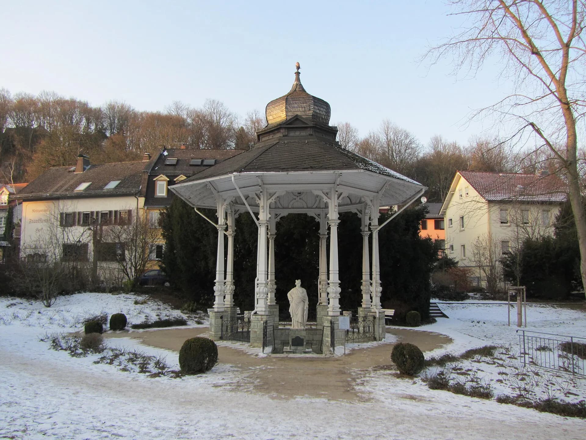 Solbrunnen im Schnee in Bad Soden am Taunus