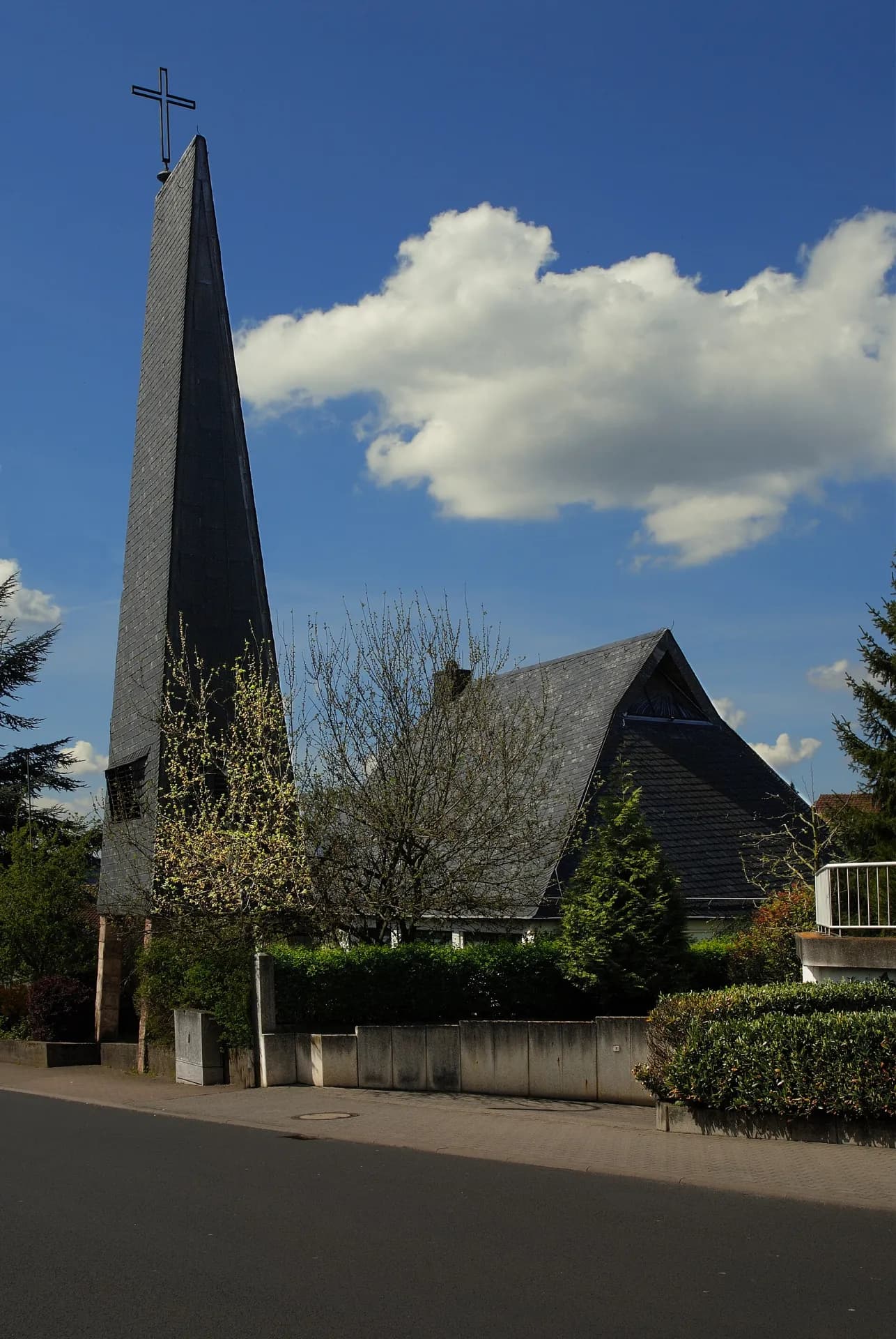 Turm der evangelischen Johanneskirche im Ortsteil Somborn in Freigericht