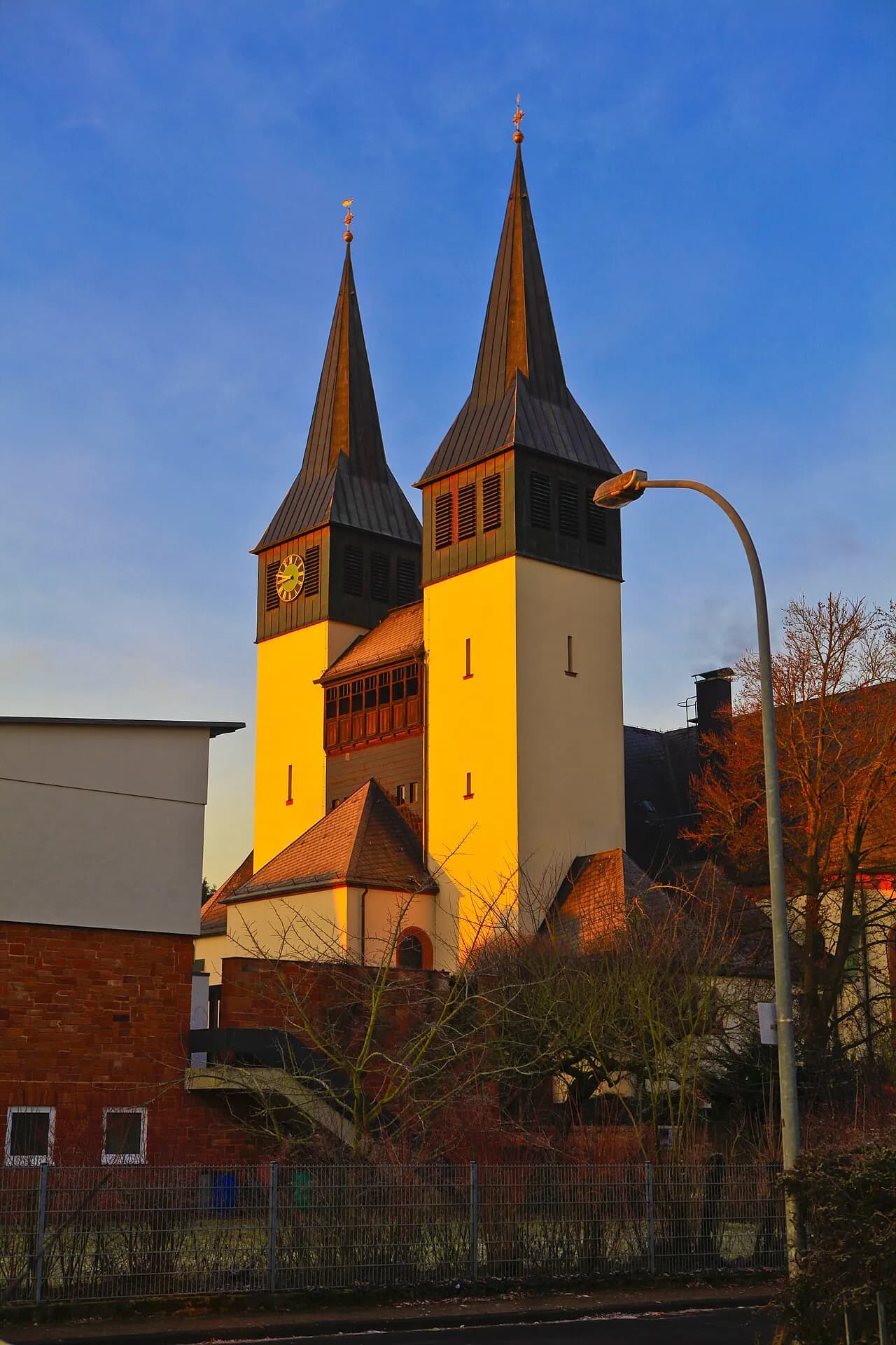 Kirche St. Anna im Abendlicht im Ortsteil Somborn in Freigericht
