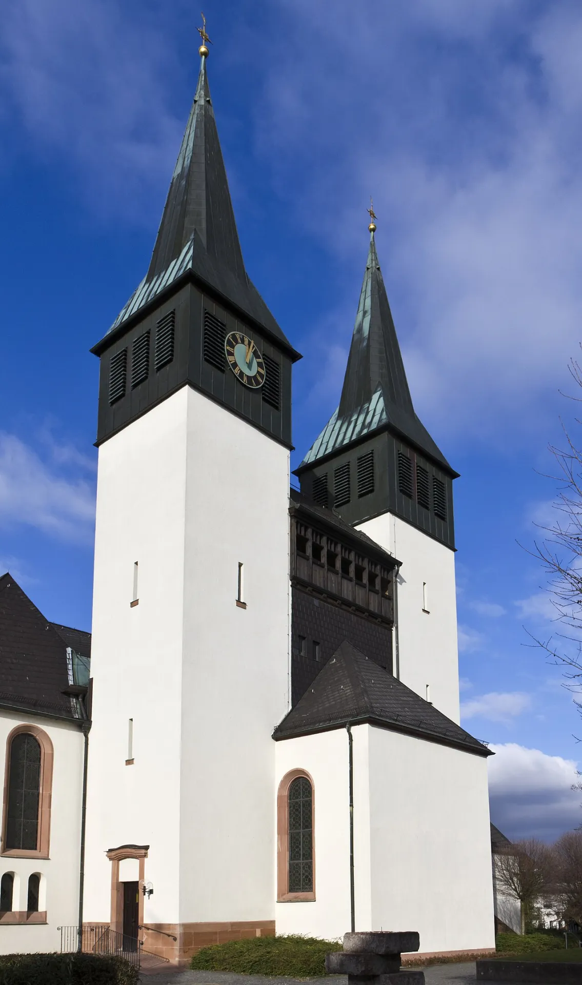 Doppeltürme der Kirche St. Anna im Ortsteil Somborn in Freigericht
