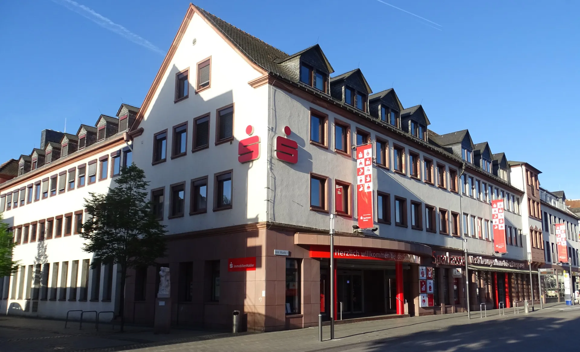 Eckgebäude der Sparkasse in der Innenstadt von Hanau