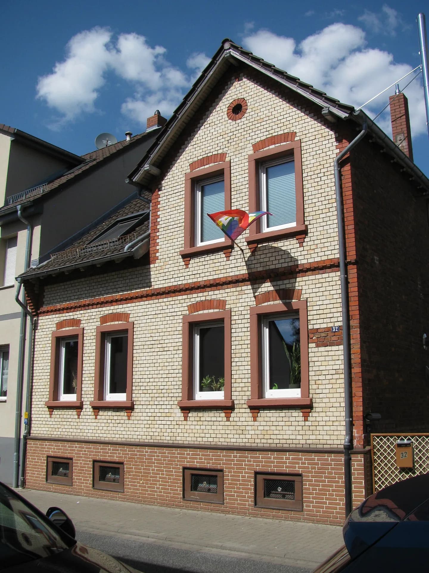 Klinkerhaus mit Sandsteingewänden in der Spessartstraße in Hanau-Großauheim