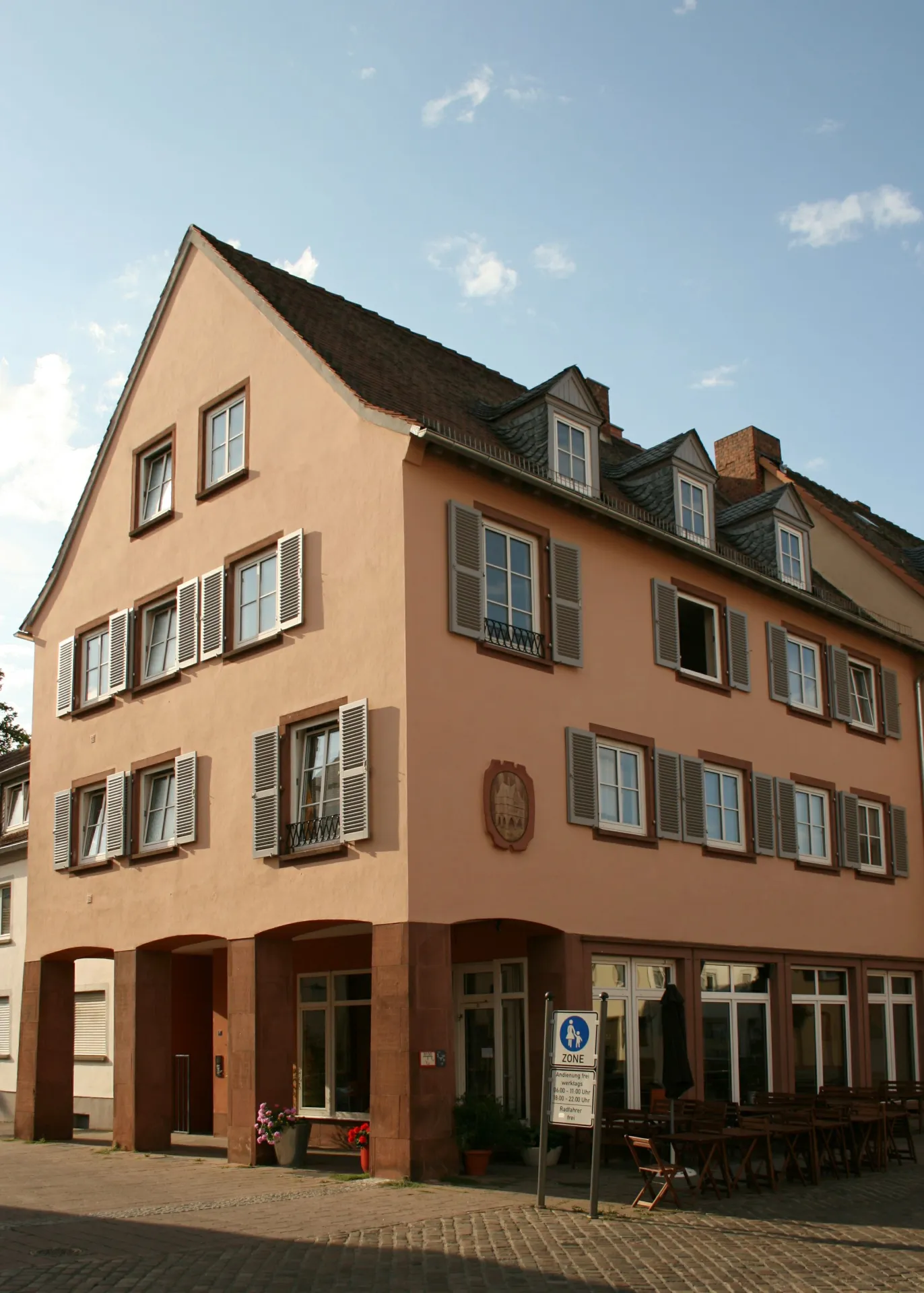 Eckhaus mit Arkaden am Altstädter Markt in Hanau