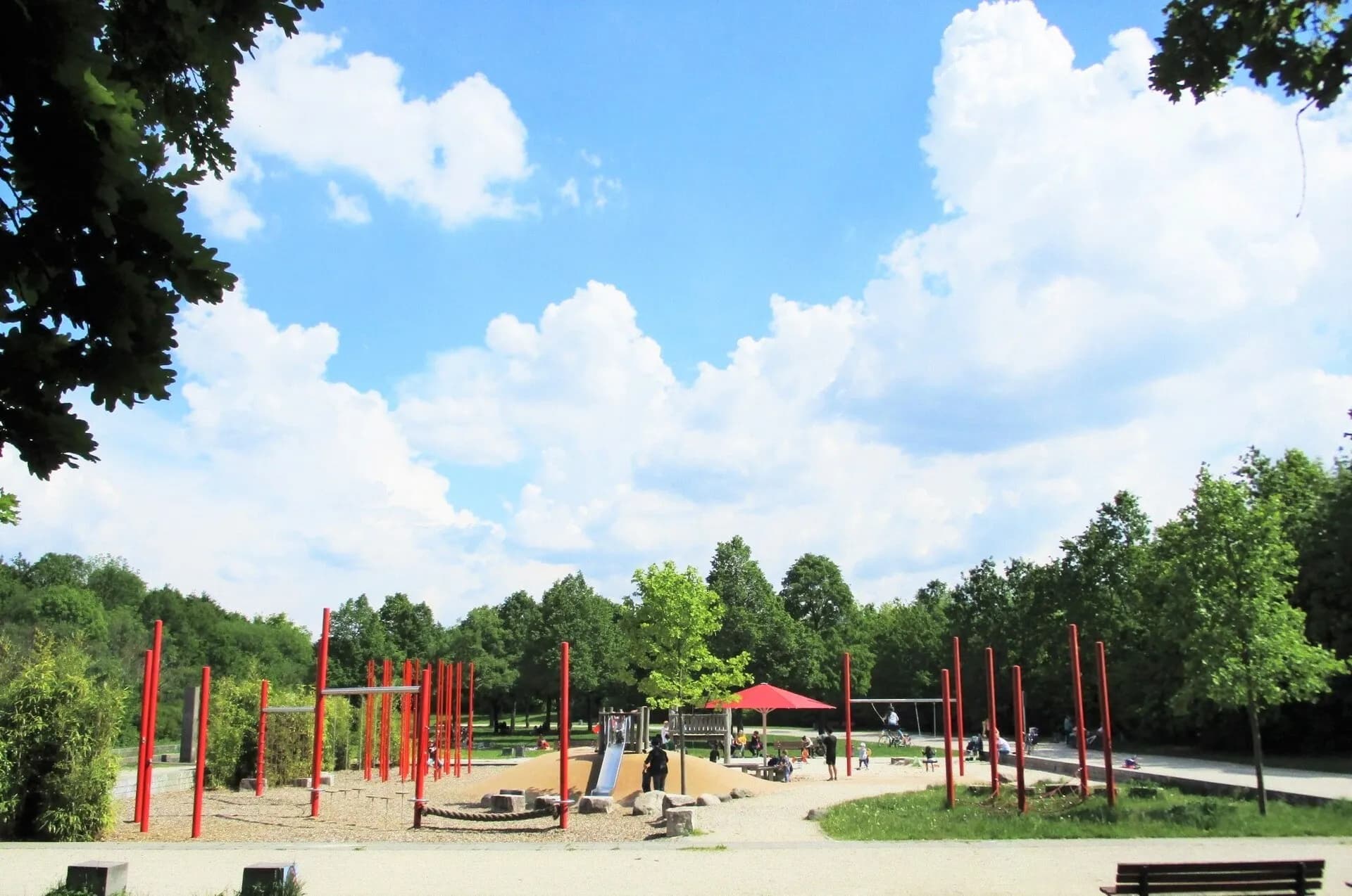 Spielplatz auf der Hausener Terrasse im Volkspark Niddatal in Frankfurt