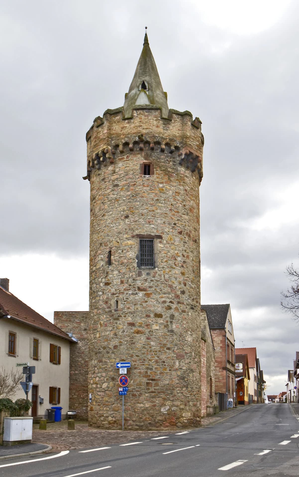 Spitzer Turm an der Straßenkreuzung in Großostheim