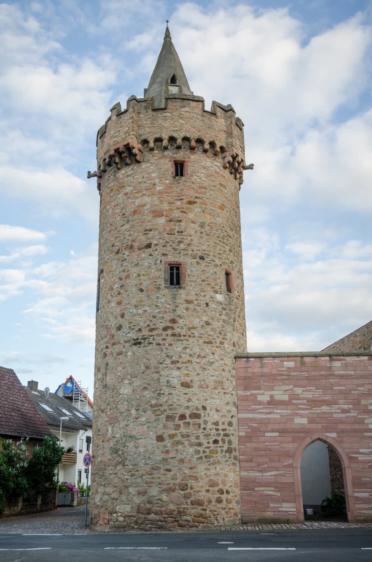Spitzer Turm mit Stadtmauerrest in Großostheim