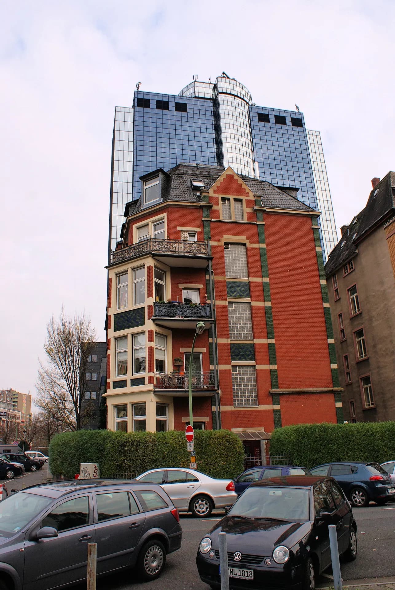 Altbau vor Hochhaus an der Ecke Spohrstraße und Nordendstraße im Frankfurter Nordend