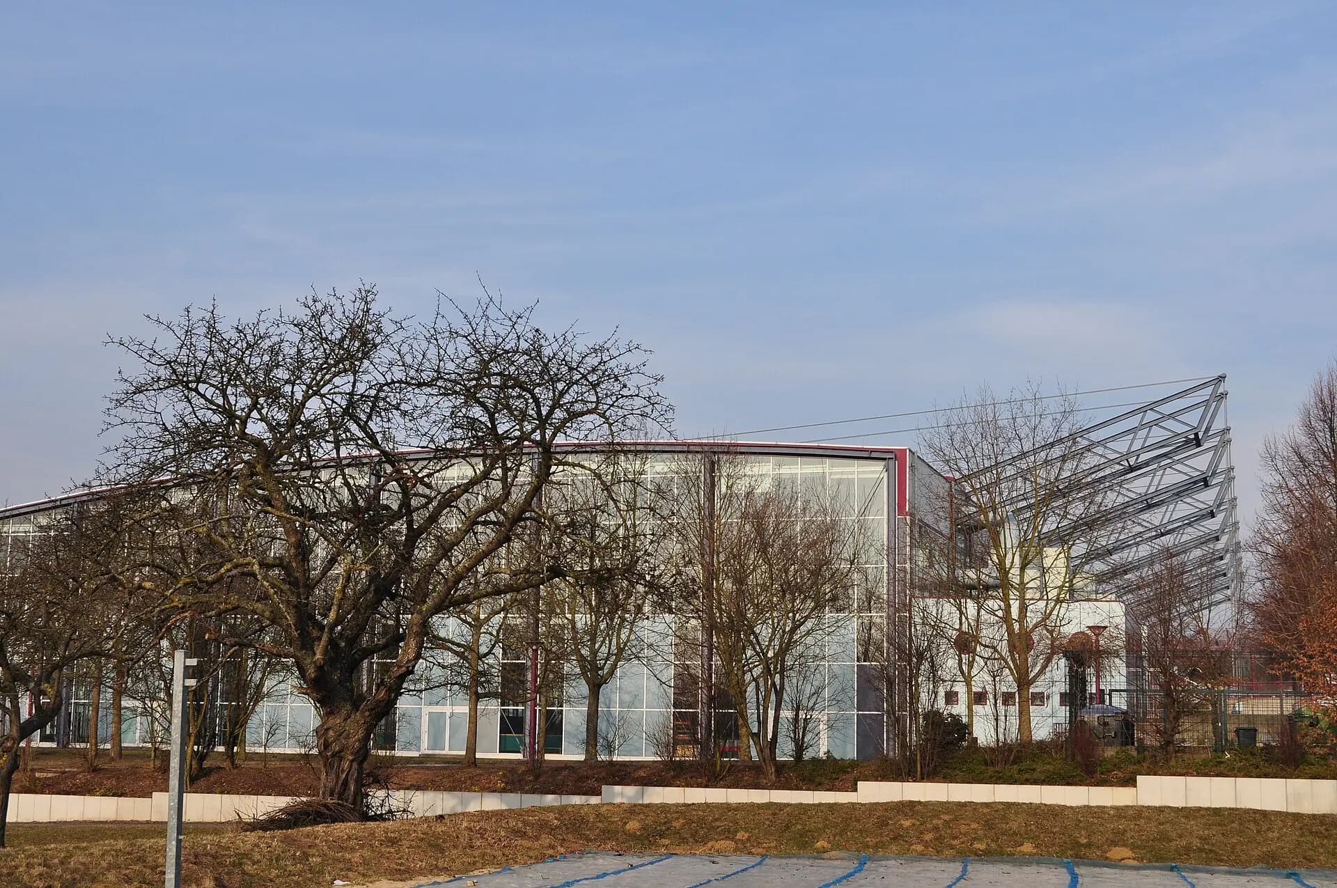 Vorplatz des Sport- und Freizeitzentrums in Frankfurt Kalbach-Riedberg