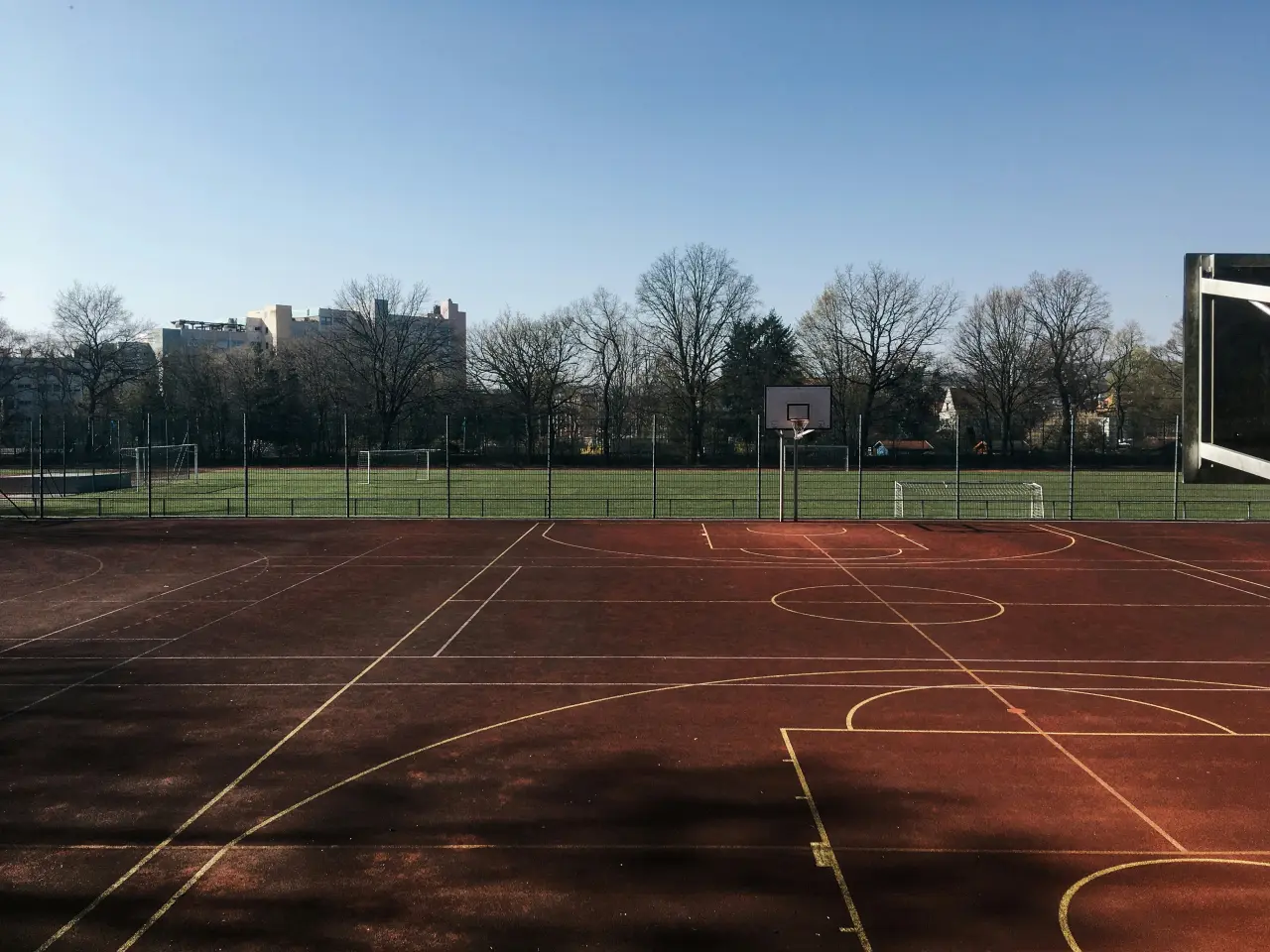 Sportplatz mit Basketballkorb und Fußballtoren in Aschaffenburg